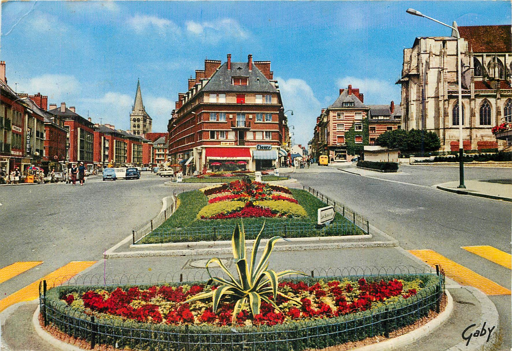 Lisieux — Place centrale avec jardin fleuri et église — Gaby