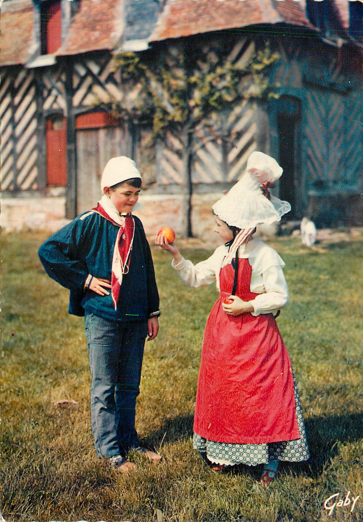 Enfants en costumes normands — Folklore de France — Éditions Gaby