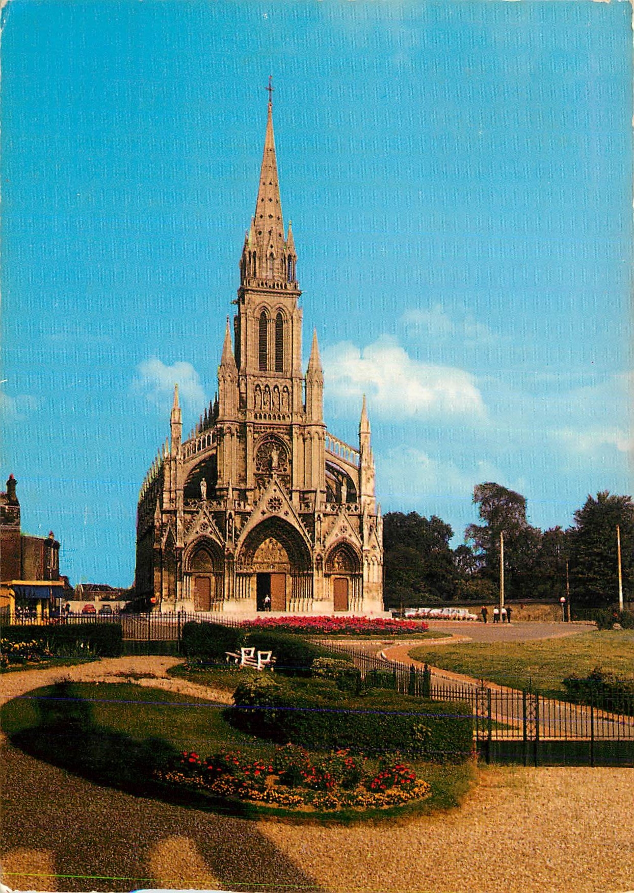 CPM Bonsecours (Seine Mme) L'Esplanade et la Basilique (achevee en 1849)
