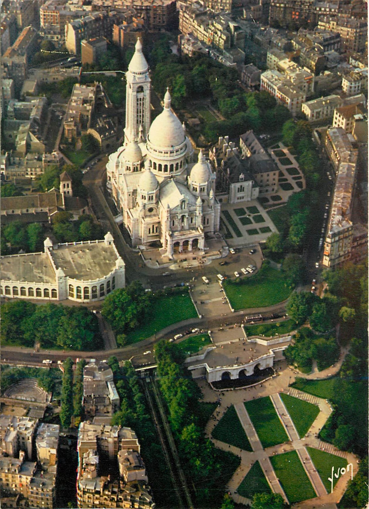 CPM En survolant Paris La Basilique du Sacre Coeur et ses jardins