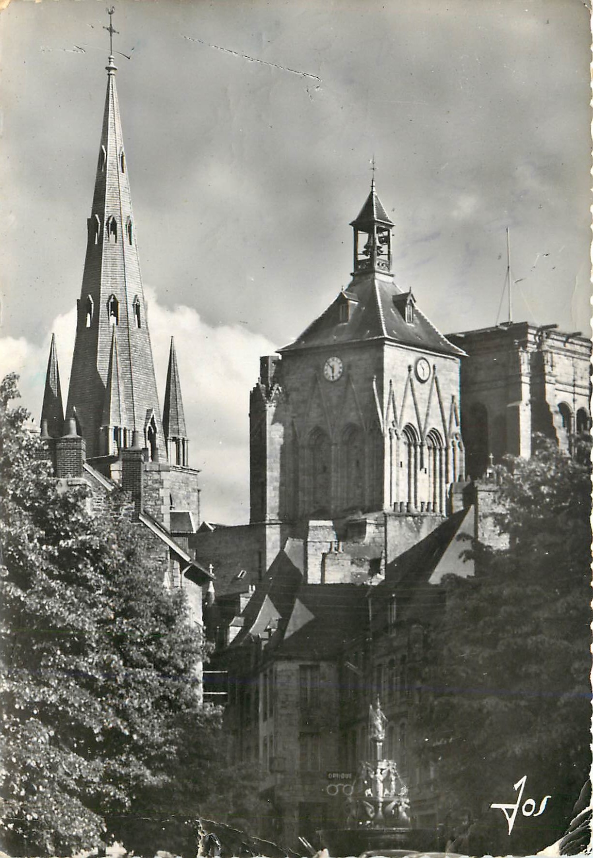 CPM Guigamp (C du N) Les deux tours et le clocher gothique de la Basilique N D de Bon Secours
