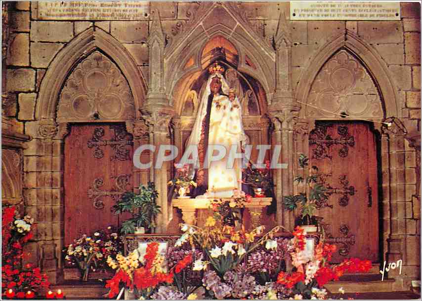 CPM Guigamp (C du N) Dans la basilique N D du Bon de Secours Statue de la Vierge Noire