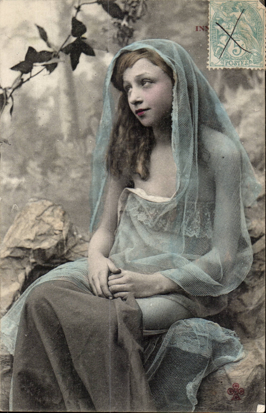 Jeune fille en voile — scène de studio — éditeur INN