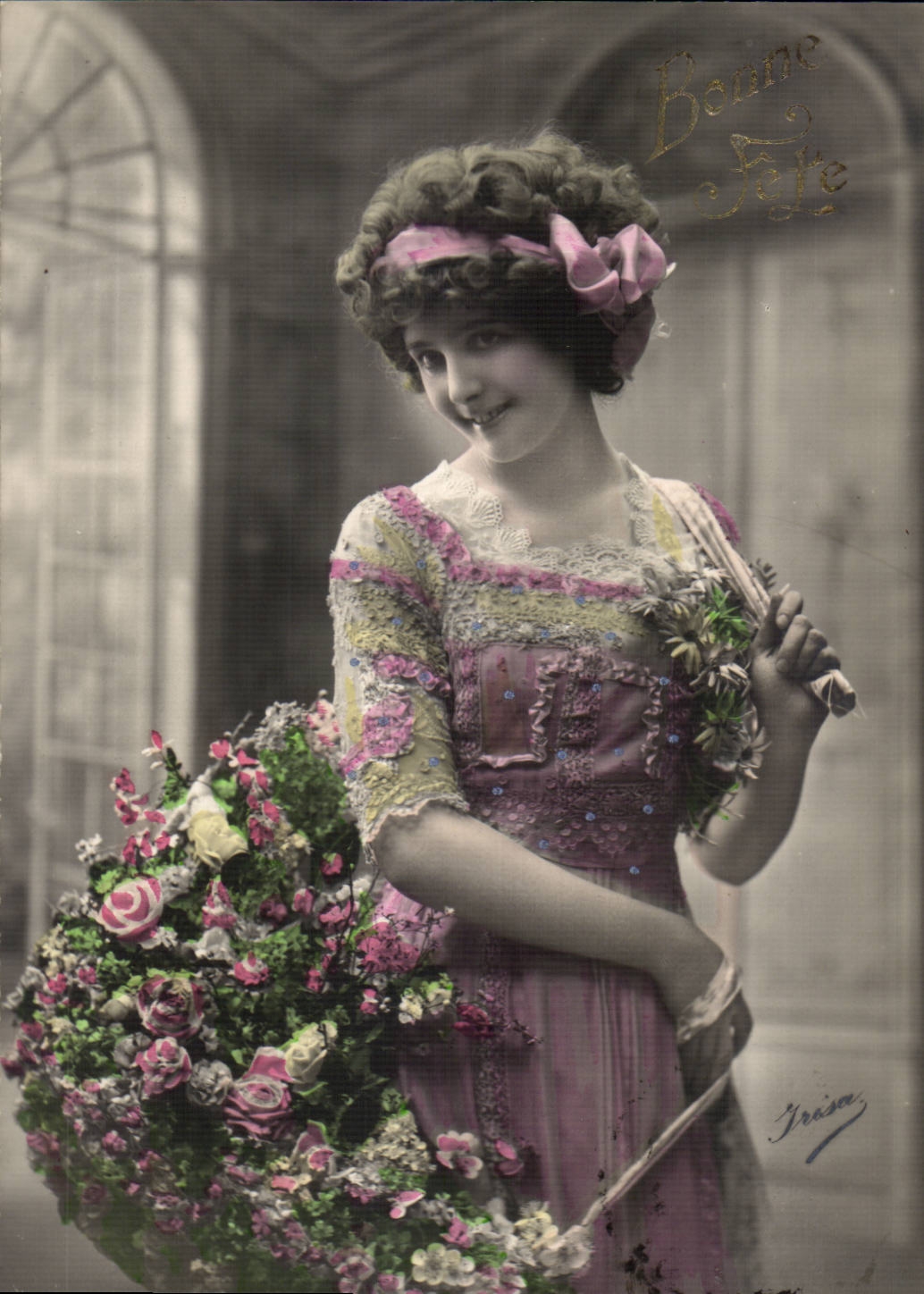 Jeune femme en robe colorée tenant un grand bouquet — Bonne Fête — Irina