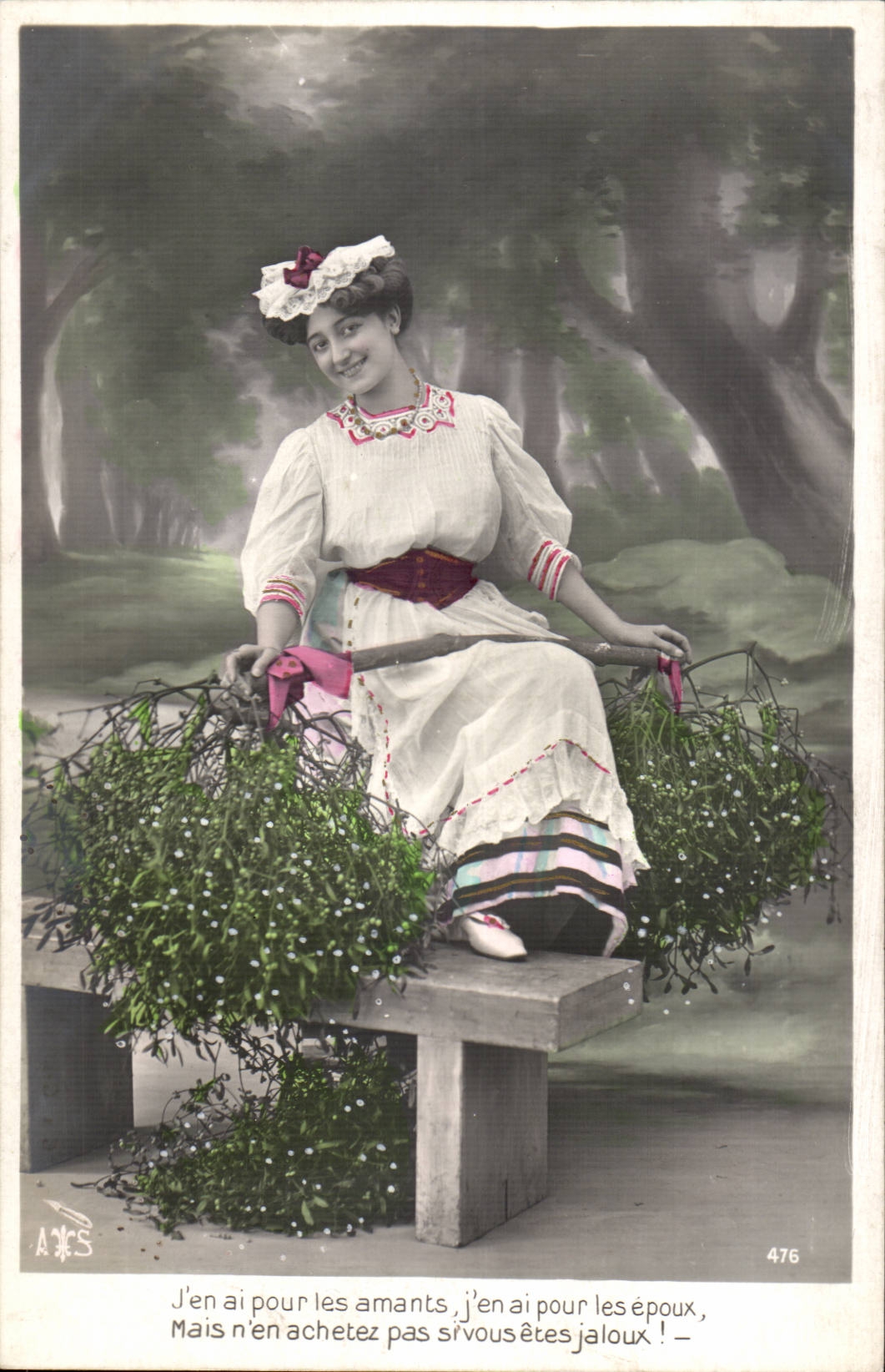 Mujer sentada en un banco en el bosque — texto humorístico — A.K.S. n° 476