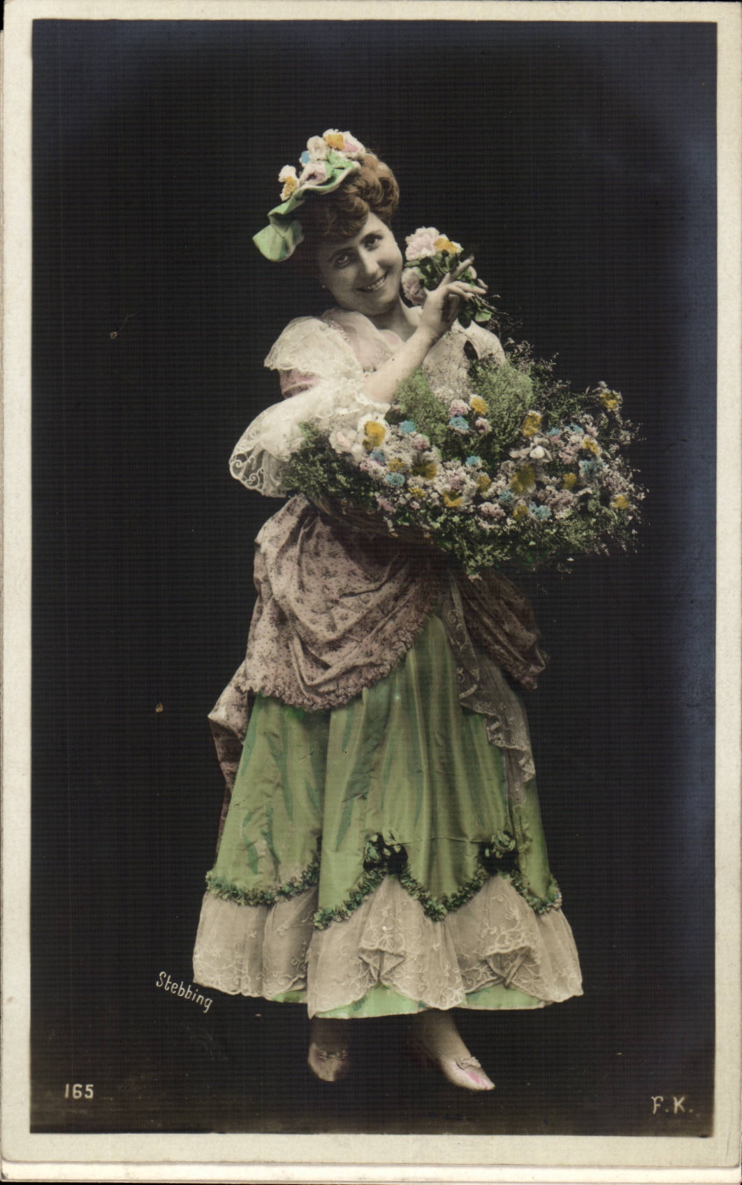 Femme en robe verte tenant un bouquet — Stebbing, n°165 — P.K.