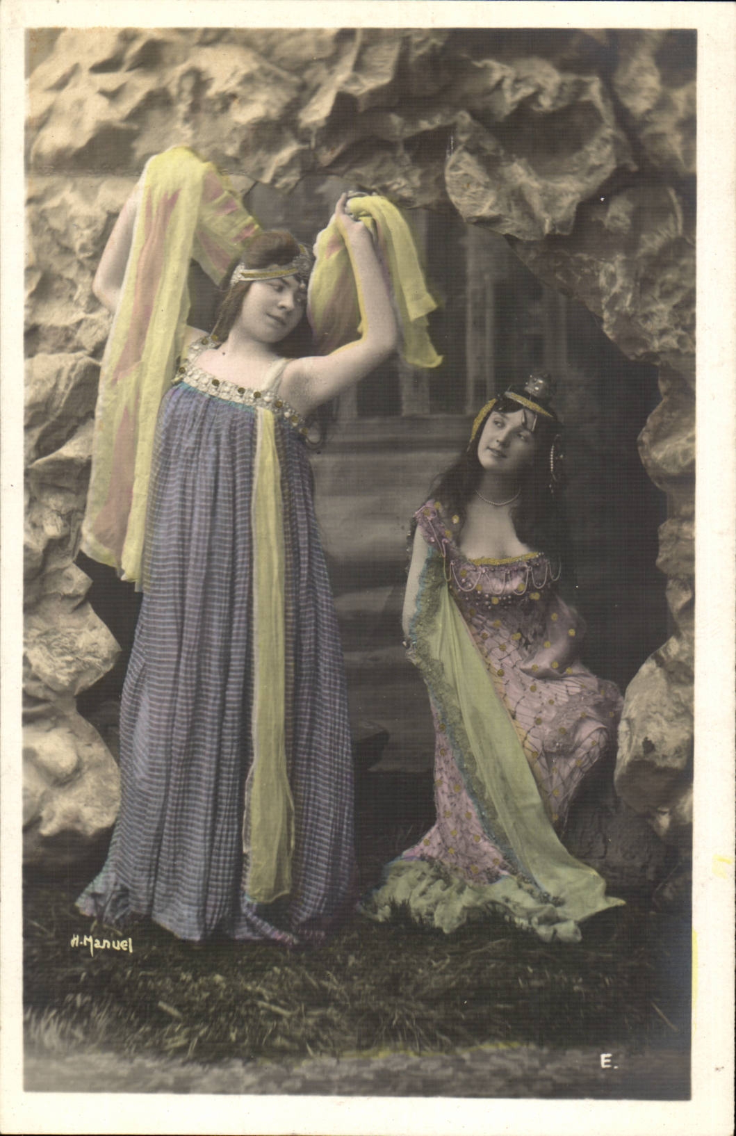 Deux danseuses orientales — scène de studio — H. Manuel