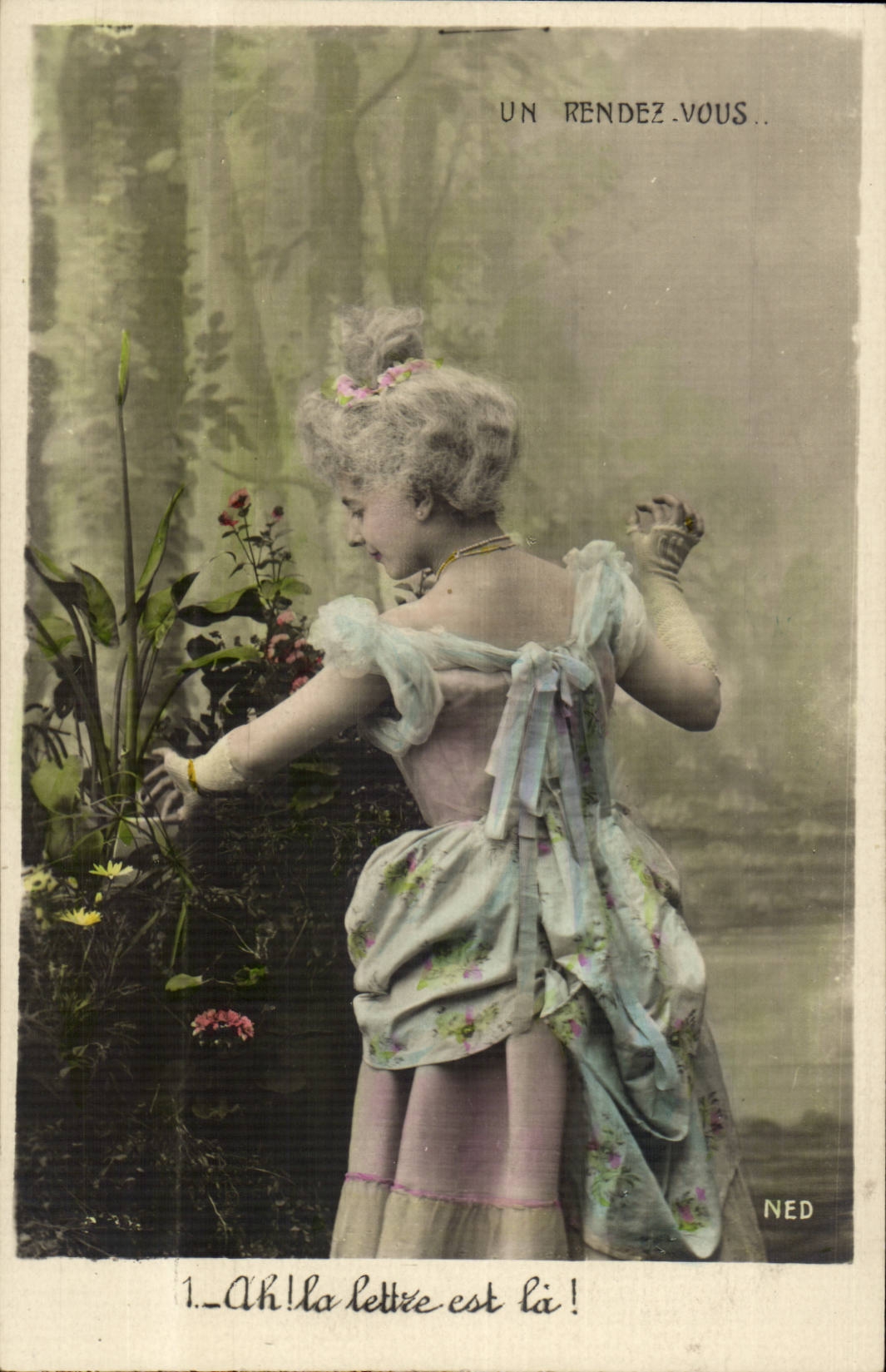 Une jeune femme en robe fleurie — scène de jardin — NED