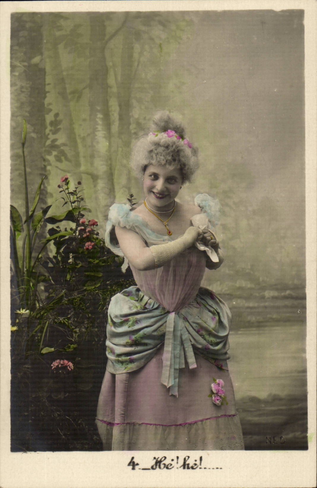 Jeune femme en robe de style ancien — scène de forêt — éditeur NEO, n°4
