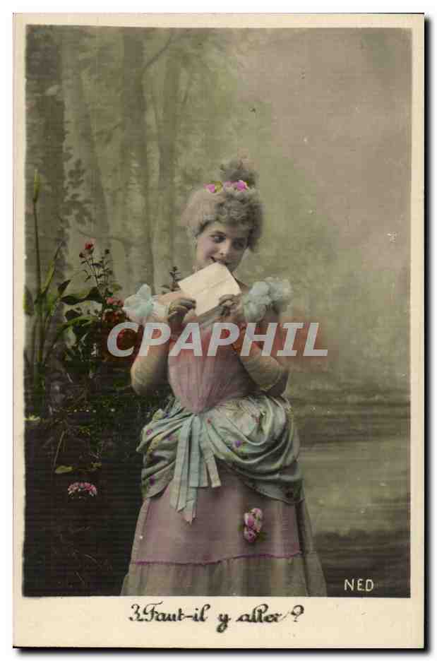 Jeune femme en robe de style victorien tenant une lettre — NED — N° de série non visible