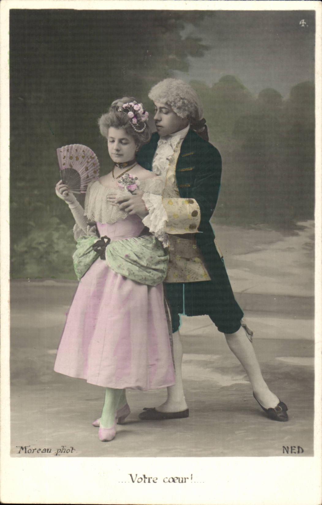 Deux personnages en costume d'époque — Moreau phot. — NED