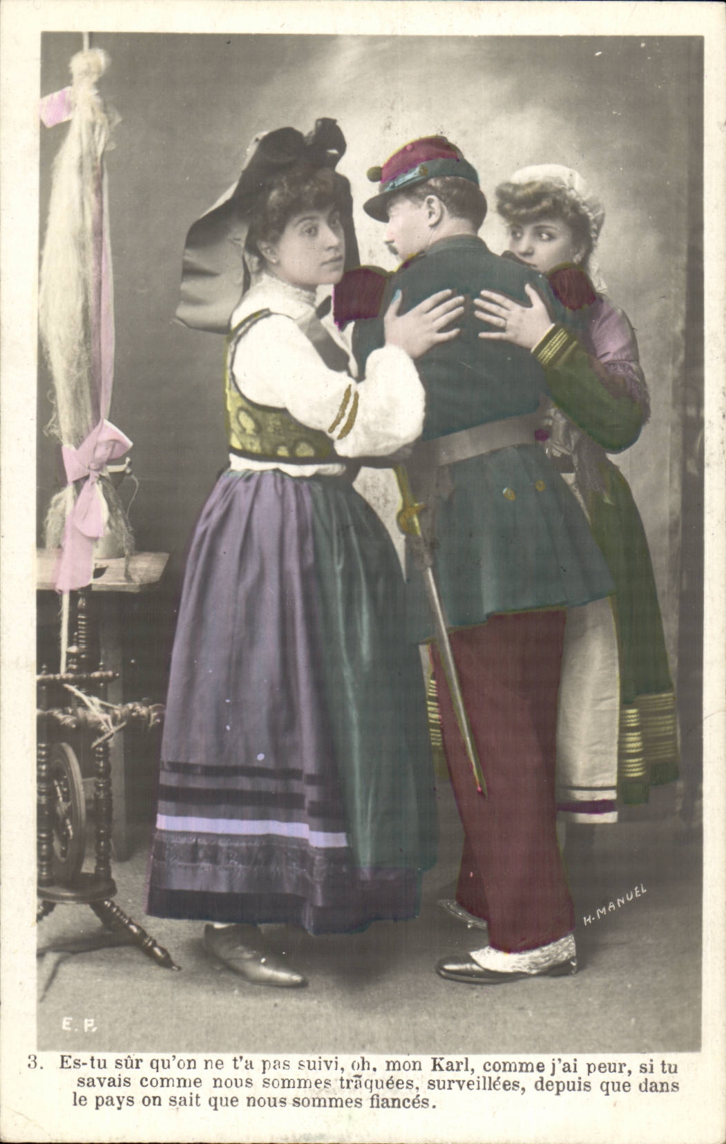 Scène de théâtre — Soldat entouré de deux femmes — H. MANUEL, n°3