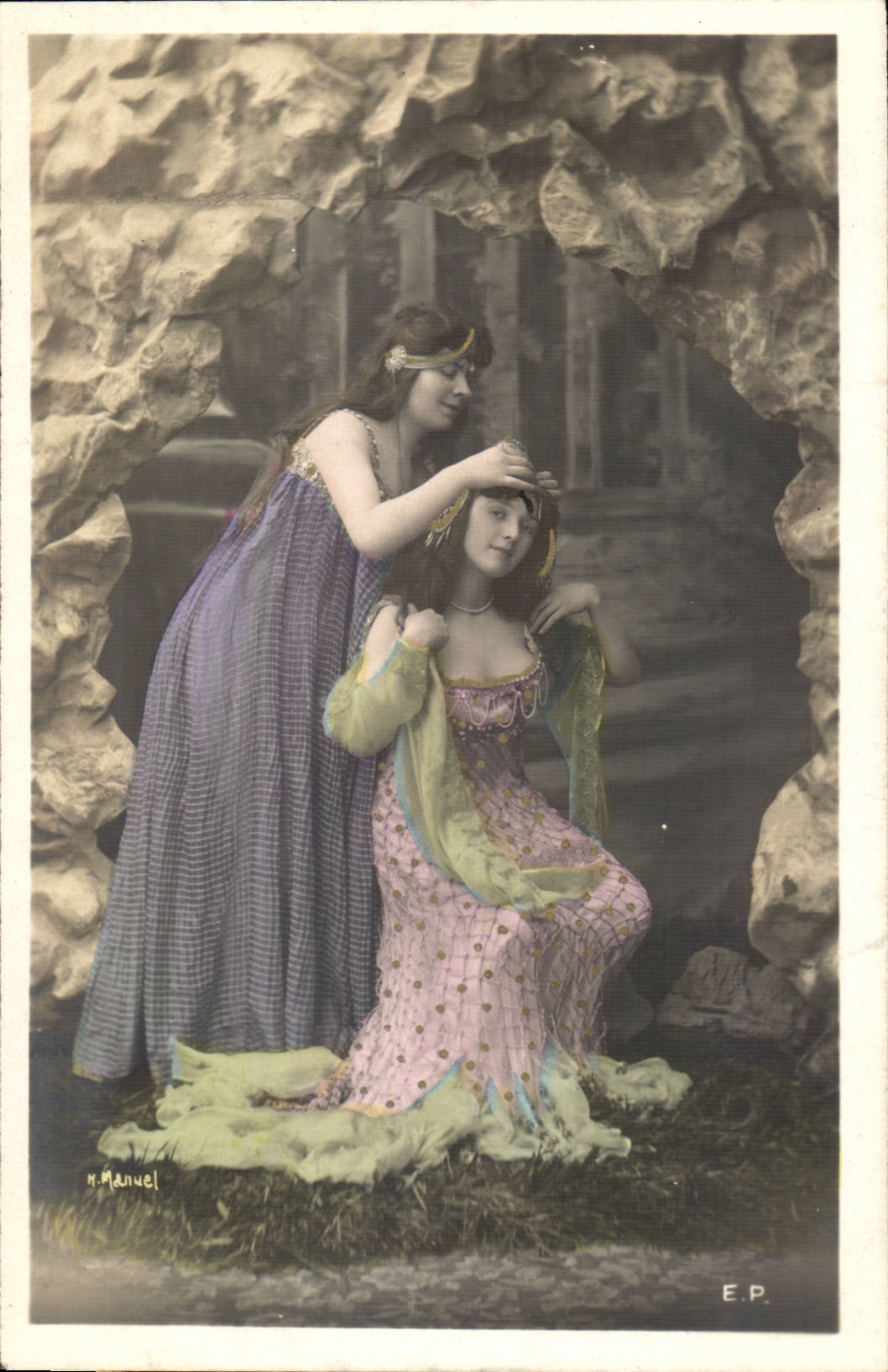 Deux femmes en costume oriental — scène de grotte — H. Manuel, E.P.
