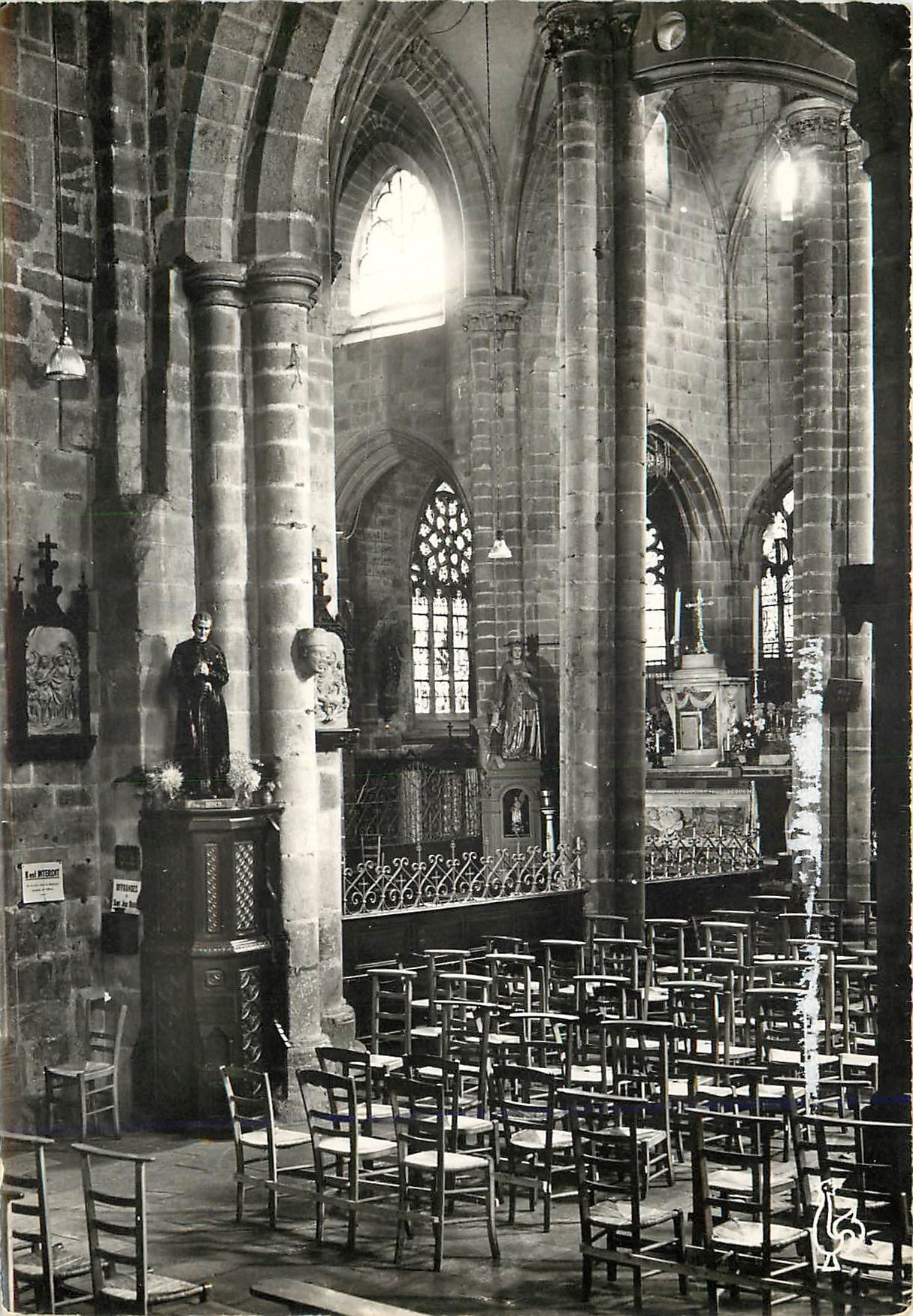 CPM Guingamp (C du N) Basilique N D de Bon de Secour Bas Cote