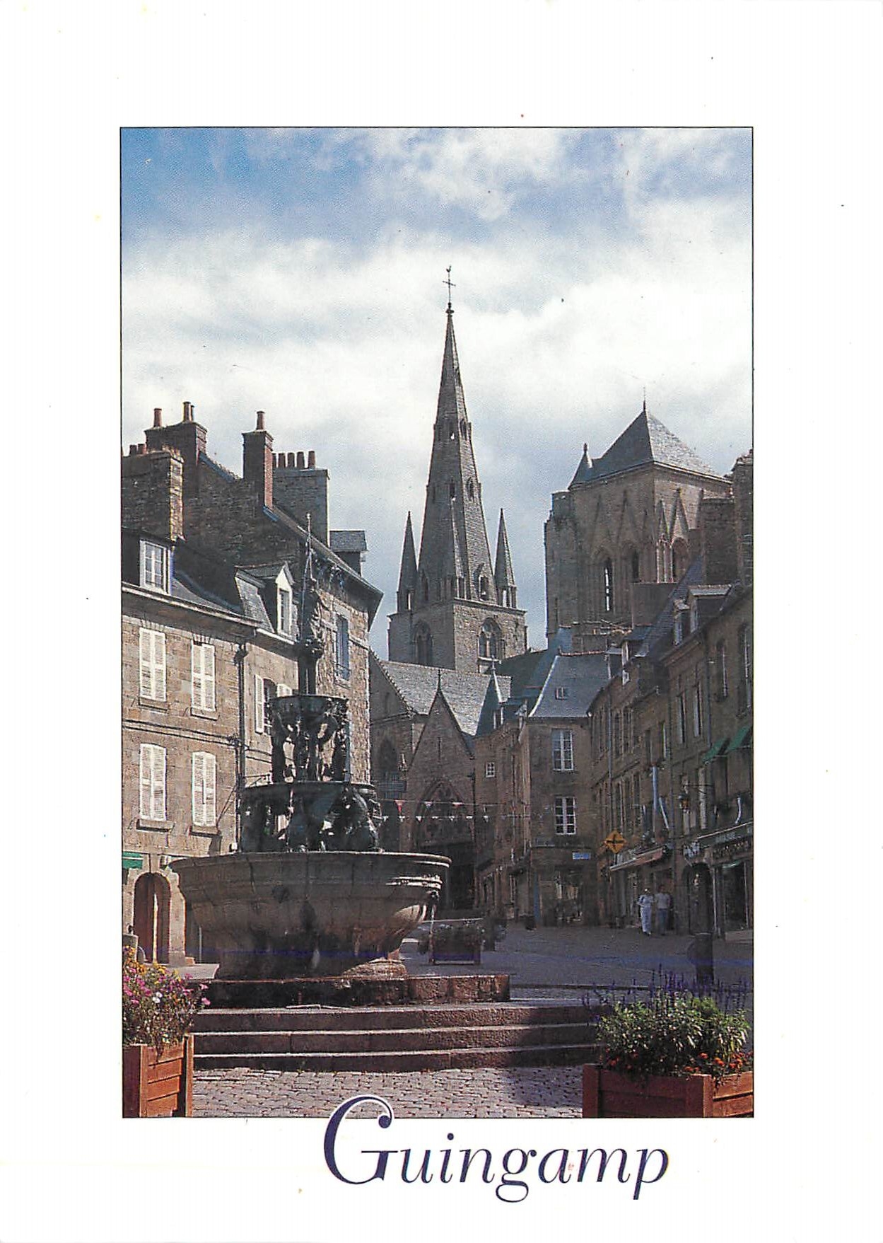 CPM Guingamp (Cote d'Armor) la basilique N D de Bon de secours (XIVe) et la fontaine de la Plomee