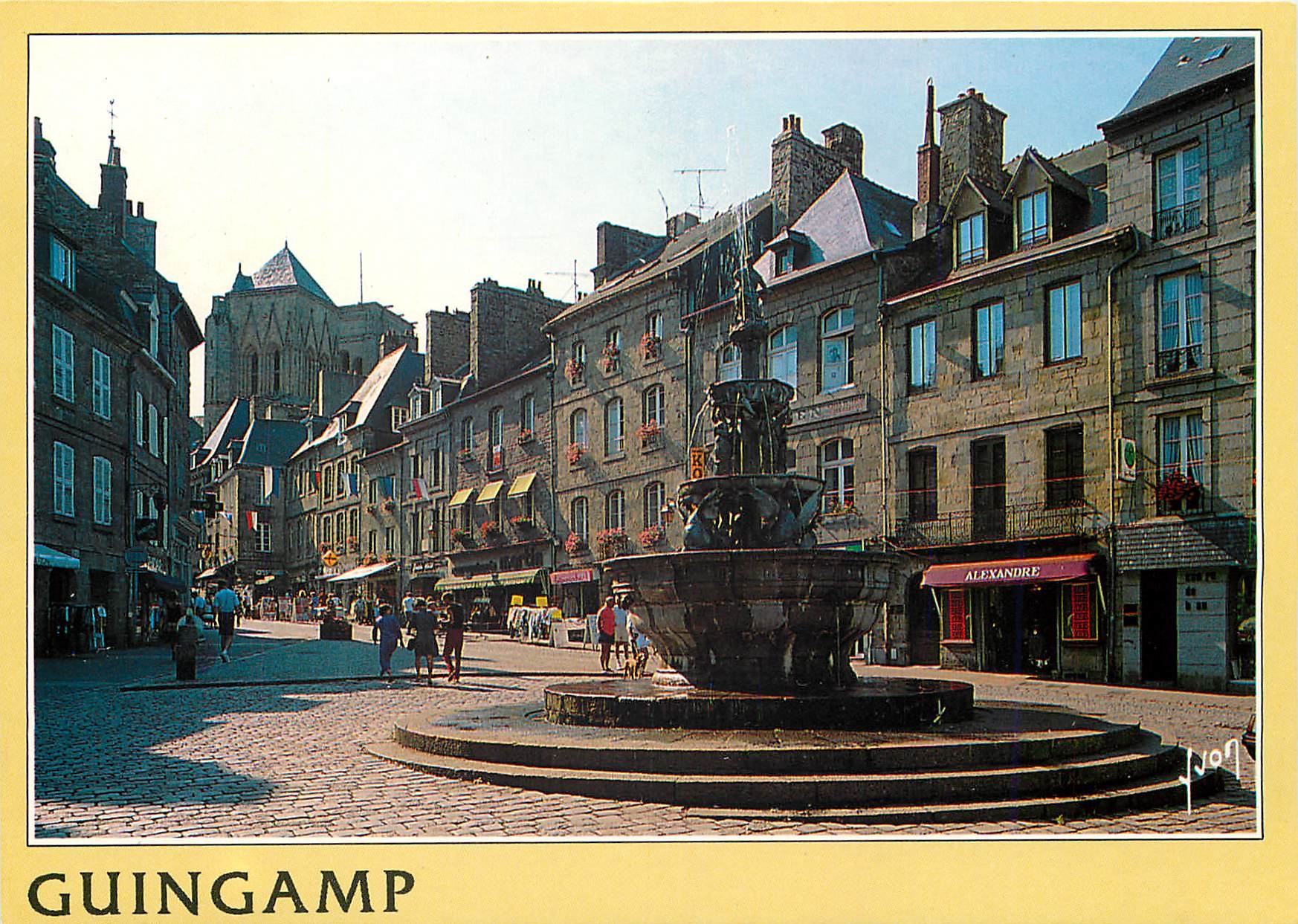 Guingamp — Place du Centre avec la fontaine 'Plomée' et la cathédrale Notre-Dame-de-Bon-Secours — Éditions d'art Jean-Jaurès-94