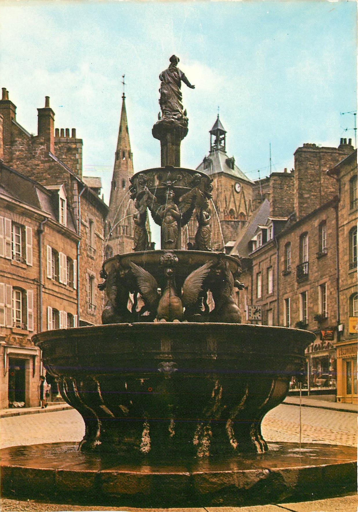 CPM Guingamp (C du N) Place du Centre La Pompe jolie fontaine de la renaissance dite la Plomee