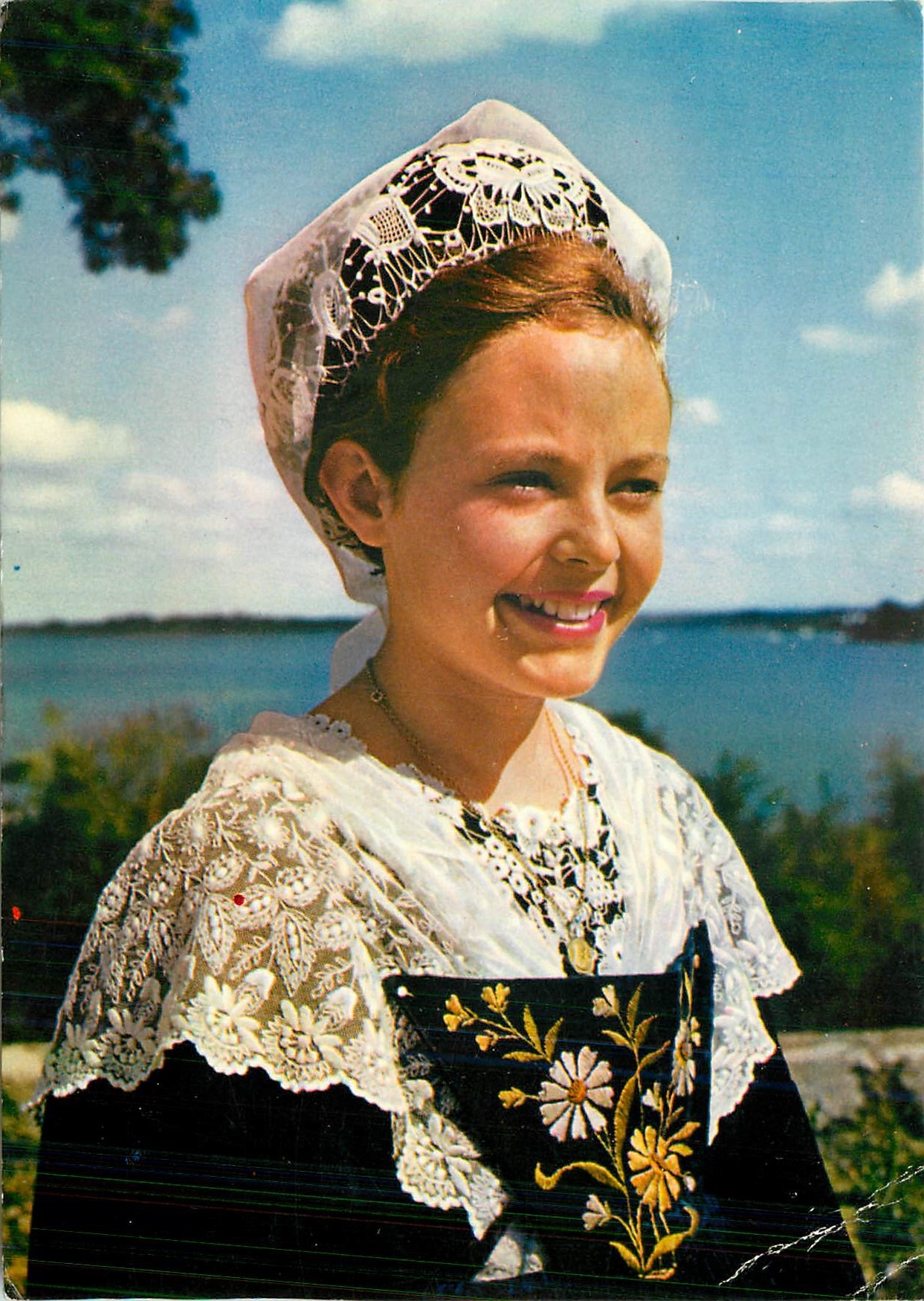 Jeune fille en costume de l'Île aux Moines — La Bretagne en couleurs, MX 286 — Éditions d'Art JCS, Paris