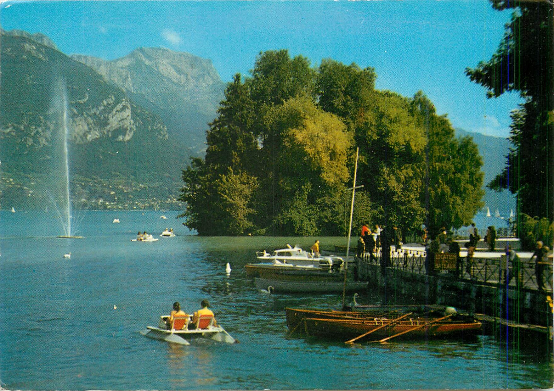 Lac d'Annecy — L'île des Cygnes et les jets d'eau lumineux le soir — Les Photographies de G. Rossat-Miguel, Édition 1236