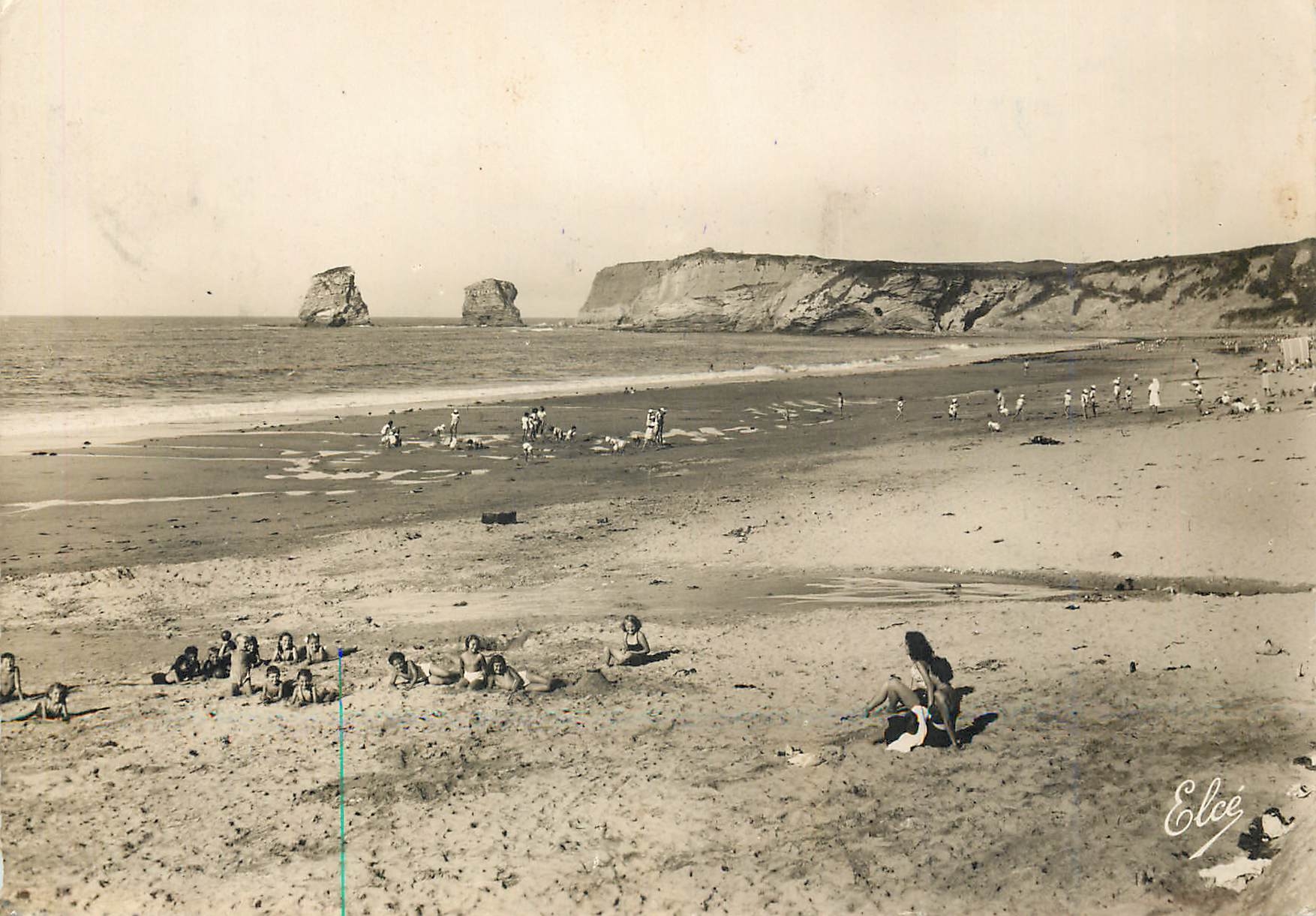 CPM Hendaye Plage (B P) La Plage et les deux Jumeaux