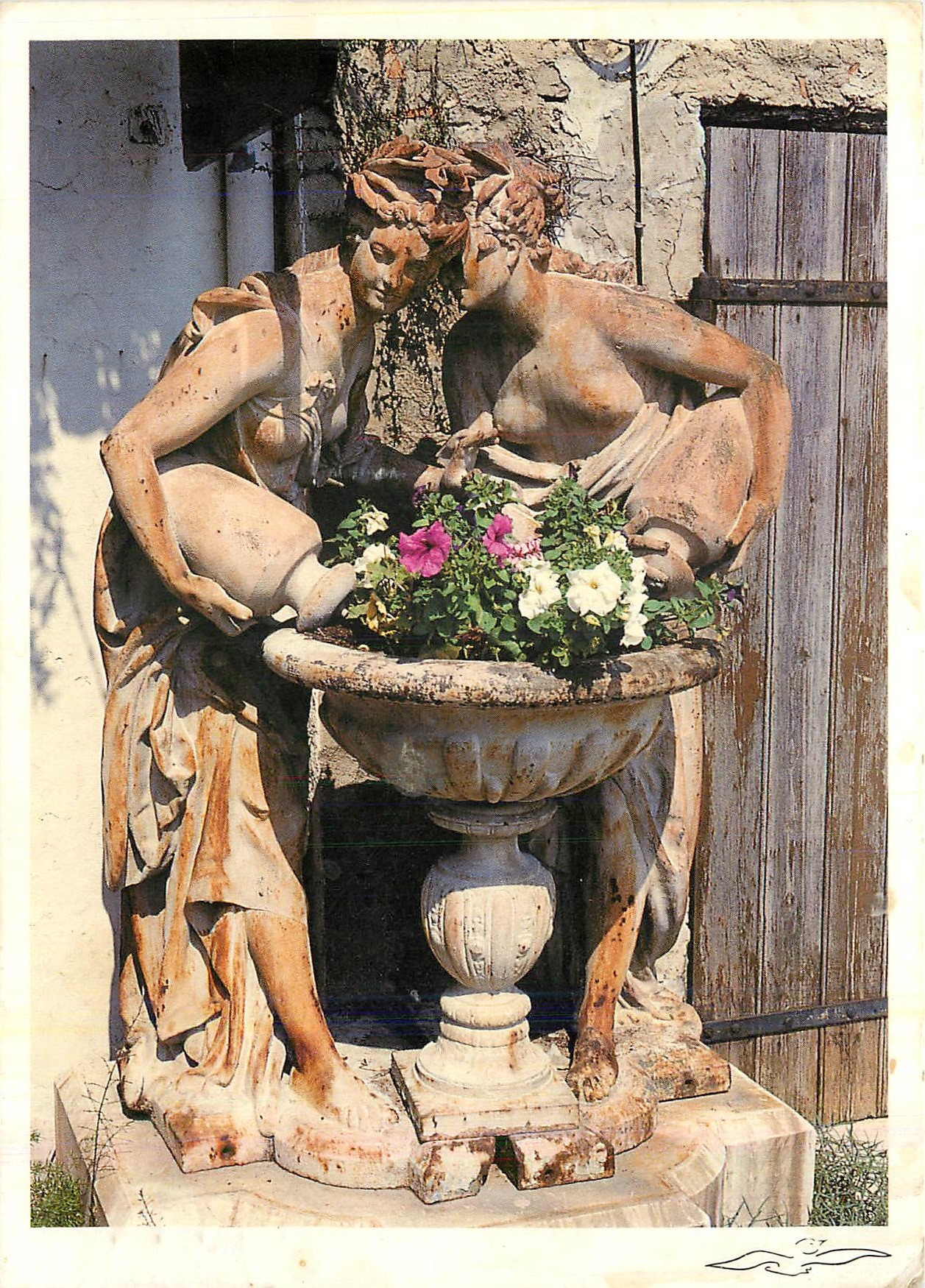 CPM Civilisation mediterraneenne des statueset des fleurs au coin de sa porte