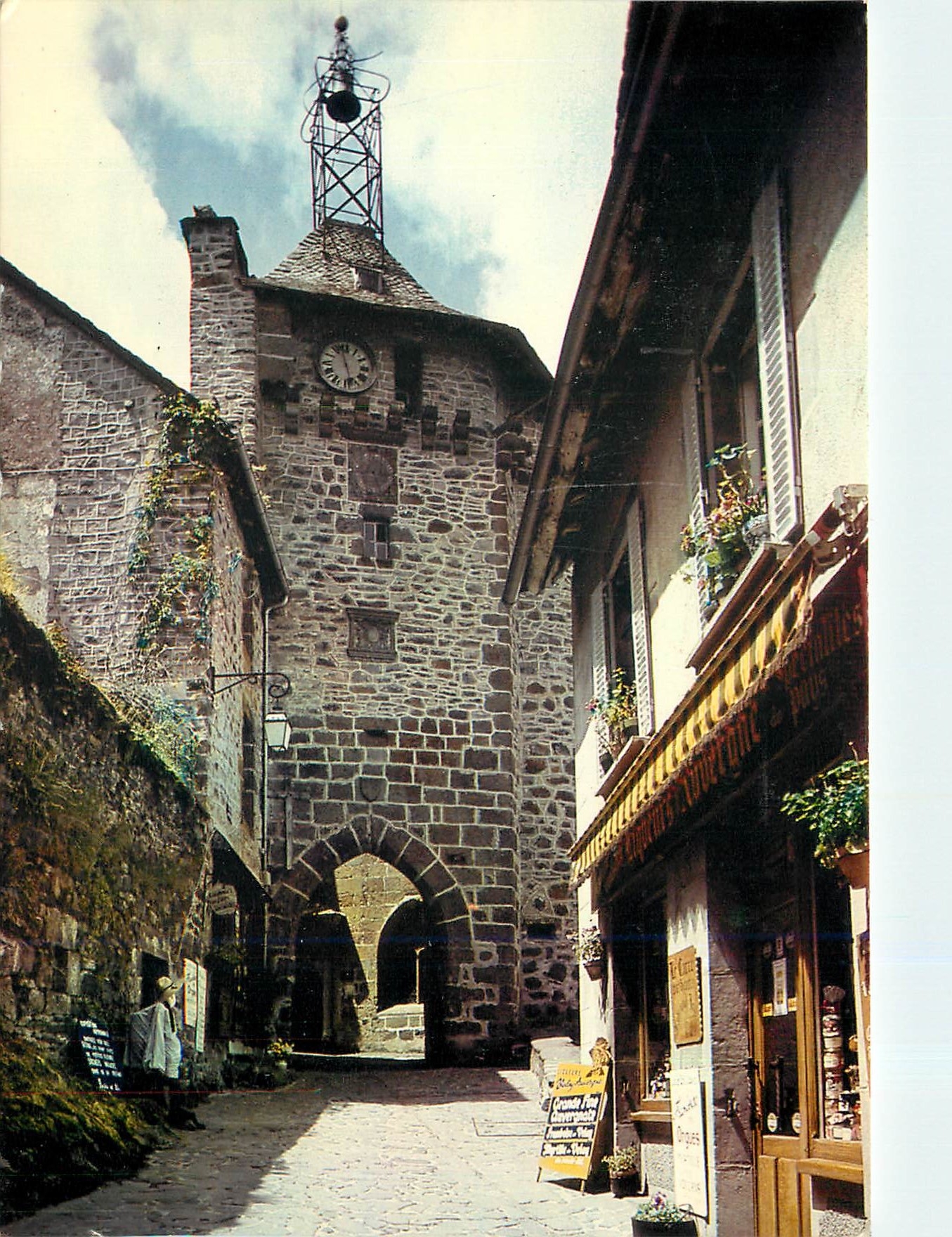 CPM Salers (Cantal) Alt 951 ma l'entre de la ville haute