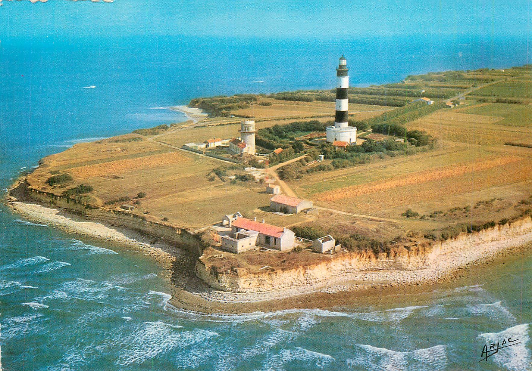 CPM sur la cote de Lumiere l'Ile d'Oleron a la pointe de l'ile le Phare de Chassiron