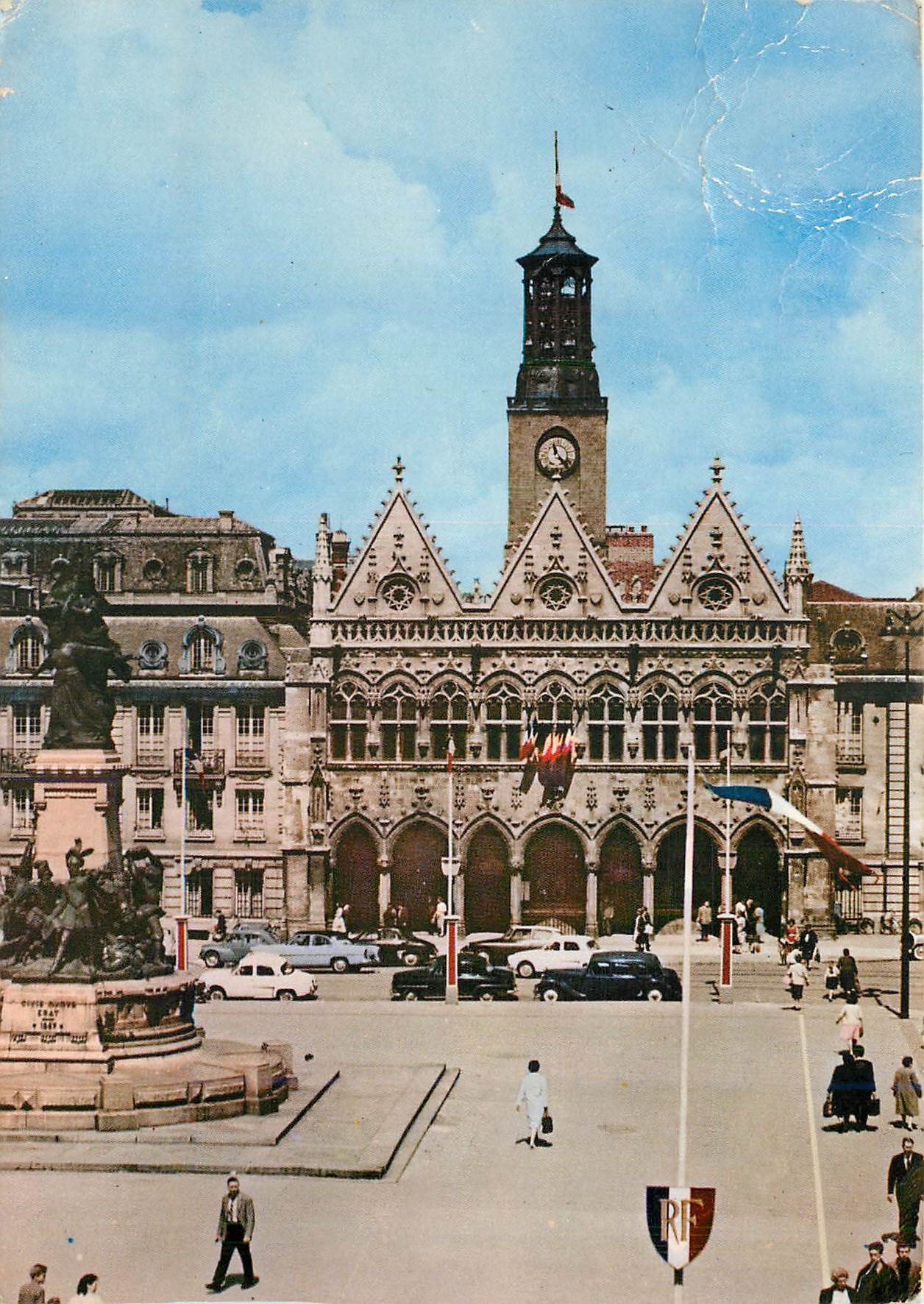 Saint-Quentin (Aisne) — L'Hôtel de Ville (XVe s.) et la Place — Éditeur Combier, n° 13