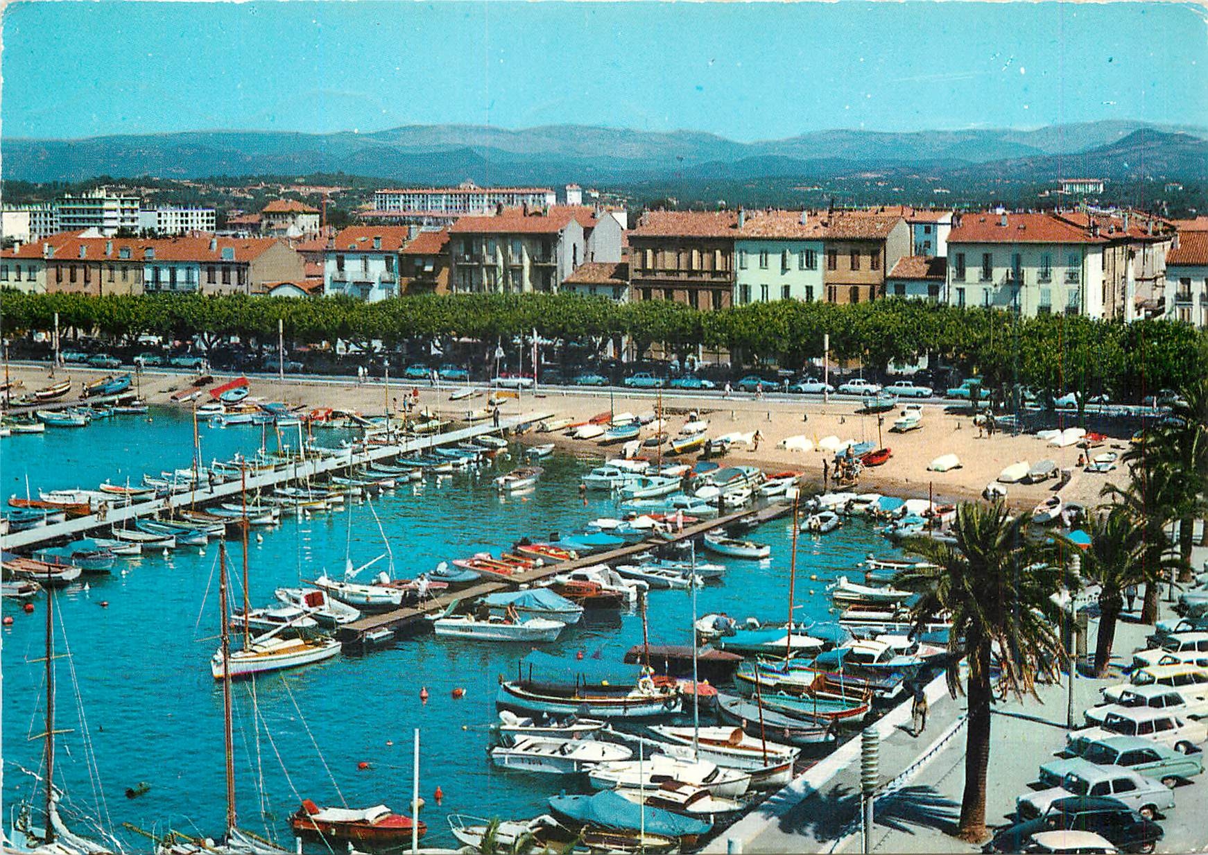 CPM Saint Raphael Cote d'Azur le port et sa promenade ombragee