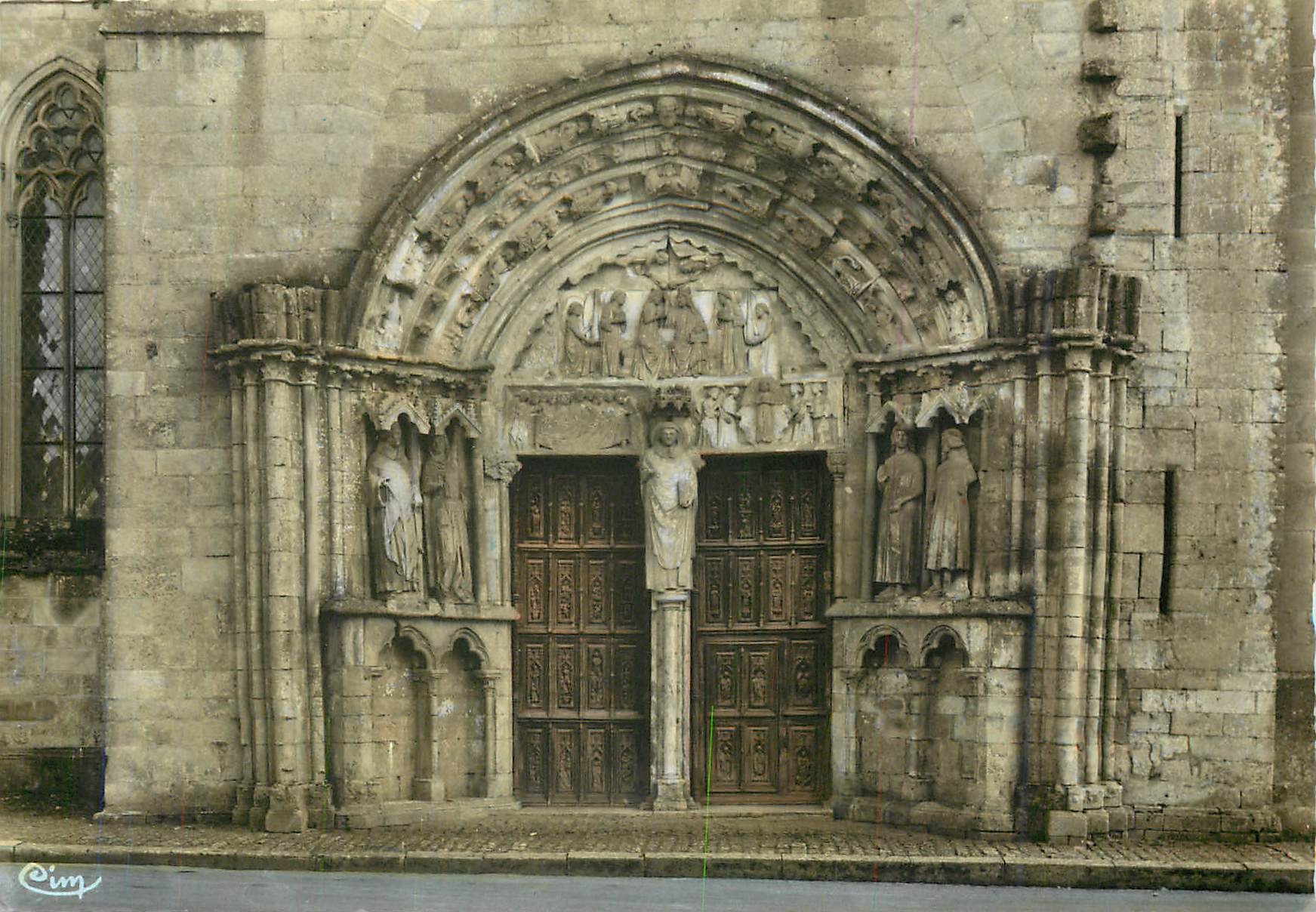 CPM Saint Thibault (C d'Or) Portail de l'Eglise N D (XIIIe XIVe s)
