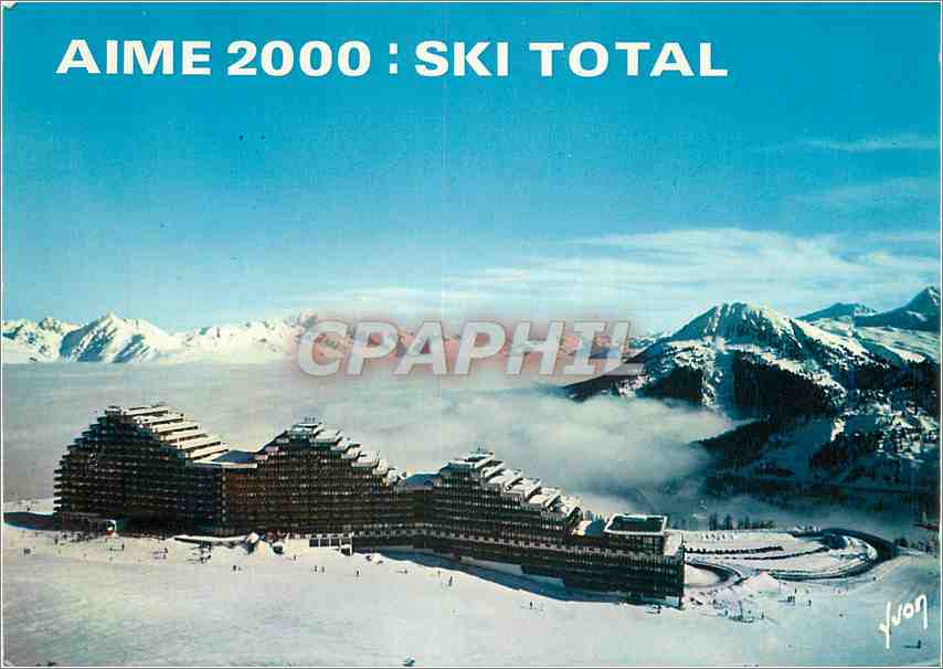 CPM La Plagne (Savoie) Au fond le massif du Mont Blanc