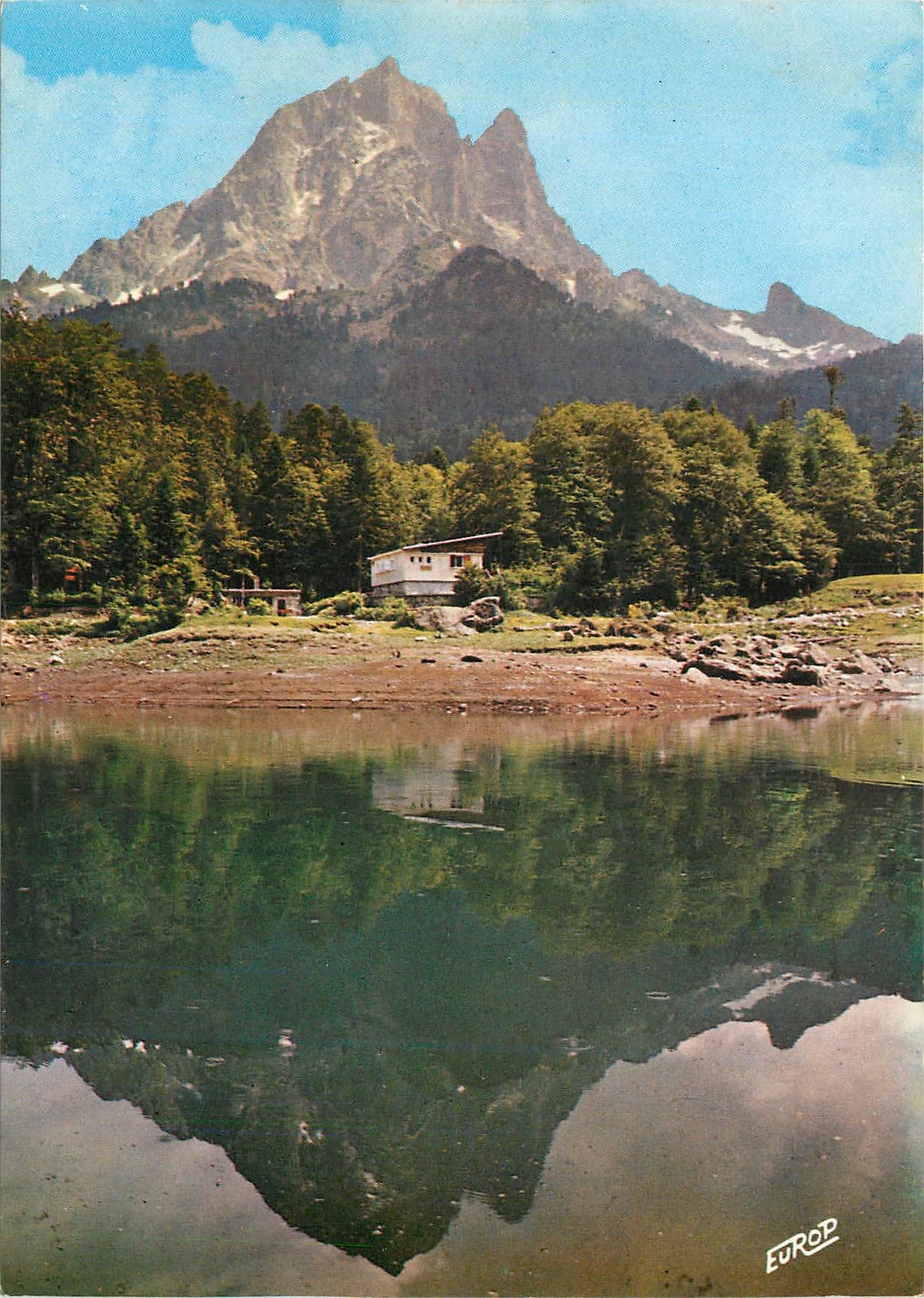 CPM En vallee d'Ossau le Chalet Refuge de Pyrenee Sport au bord du lac de Bious Artigues (alt 1403 m