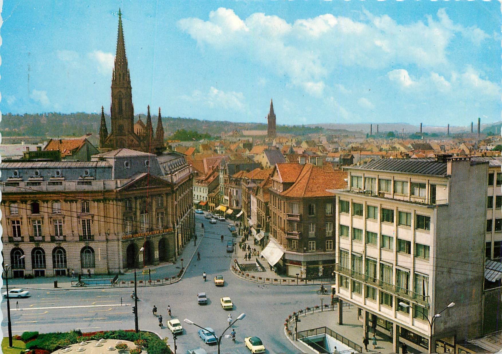 CPM Mulhouse (Haut Rhin) La Place de l'Europe la rue du Sauvage et l'Eglise St Etienne