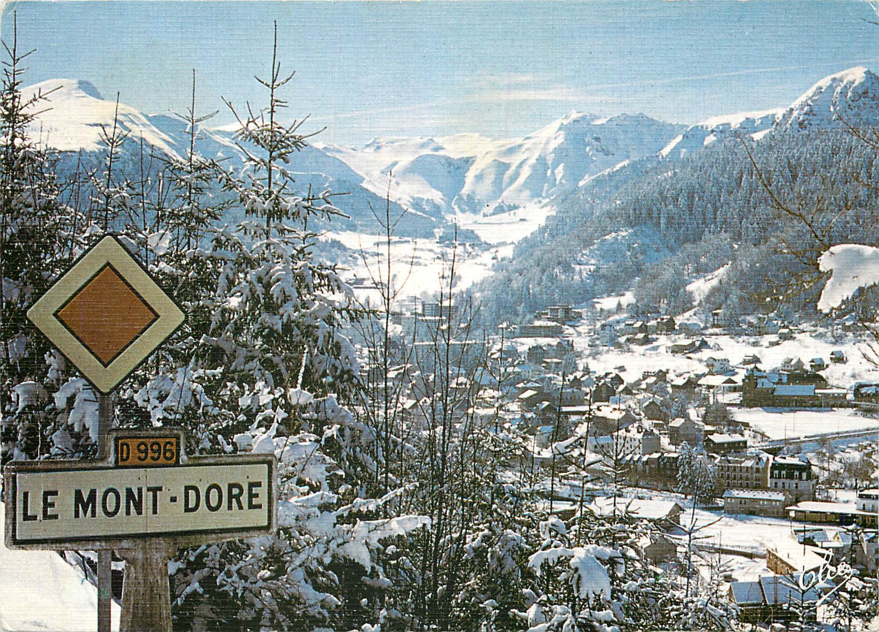 CPM Auvergne l'Hiver vue generale du Mont Dore au fond la chaine du Sancy