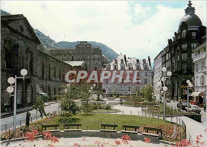 CPM Le Mont Dore (Puy de Dome) Alt 1050 m centre de Tourisme et Thermalisme la Place de l'Etablissem