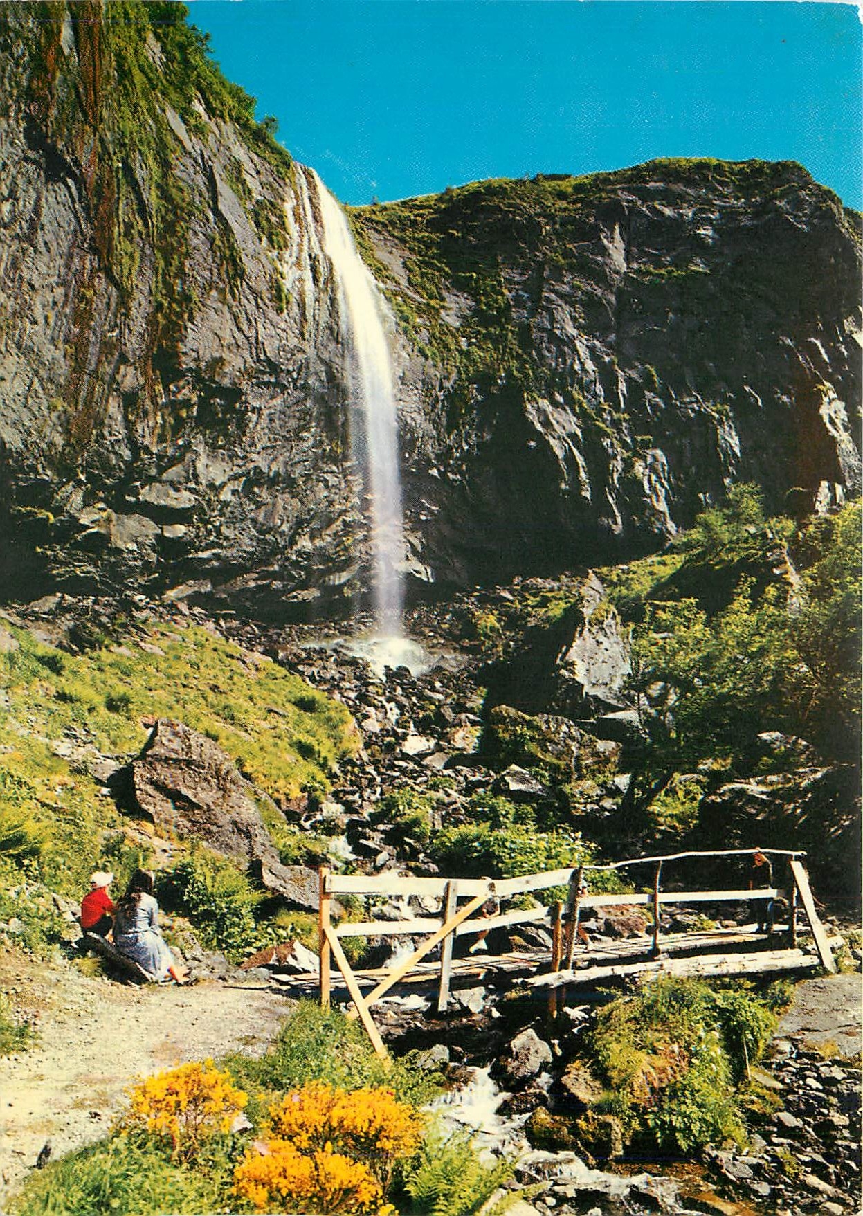 CPM L'Auvergne touristique Le Mont Dore (alt 1050 m) la Grande Cascade