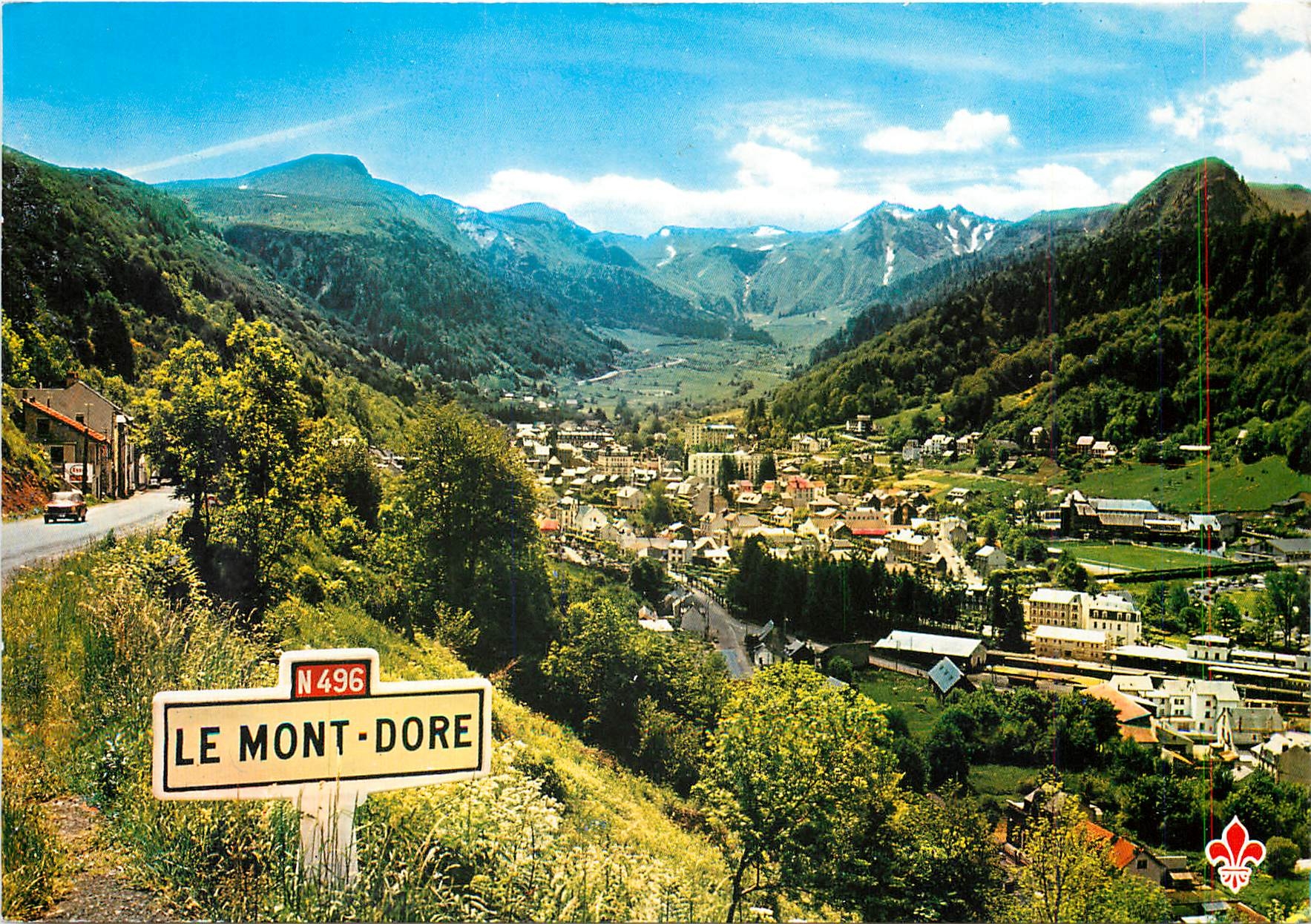 CPM Le Mont Dore (P de D) Panorama sur la ville avec en arriere plan le massif du Sancy (1886 m)