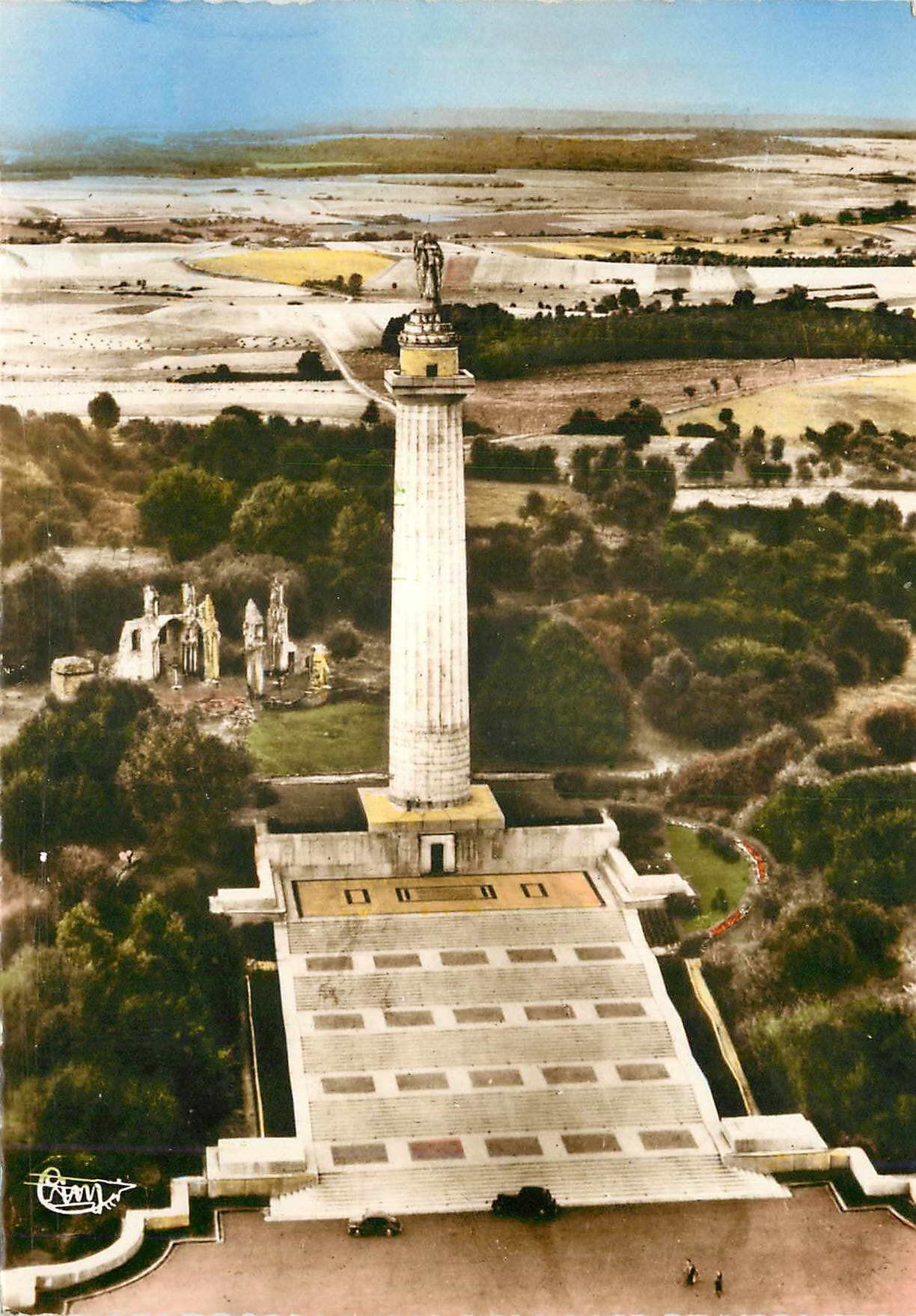 CPM Montfaucon (Meuse) Vue aerienne le Monument Americain