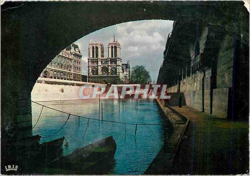 CPM Paris Promenade sous les Ponis