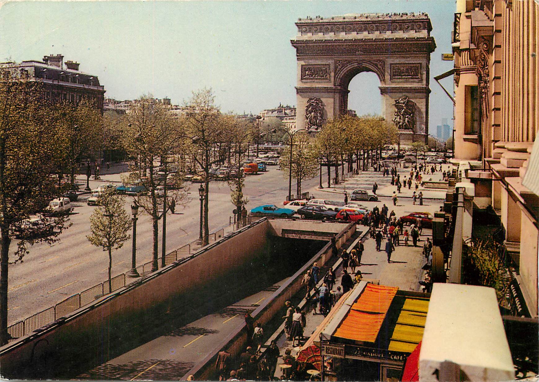 CPM Paris Les champs Elysees et l'Arc de Triomphe