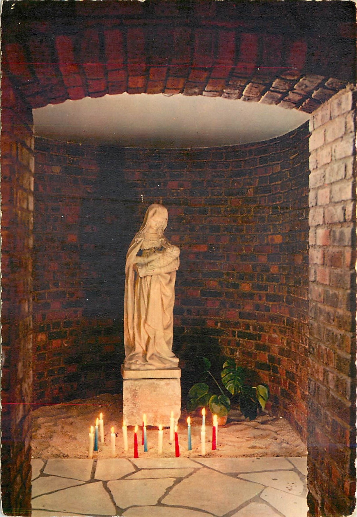 CPM Paris Cite Secours N D Entree de la chapelle la vierge d'Autun