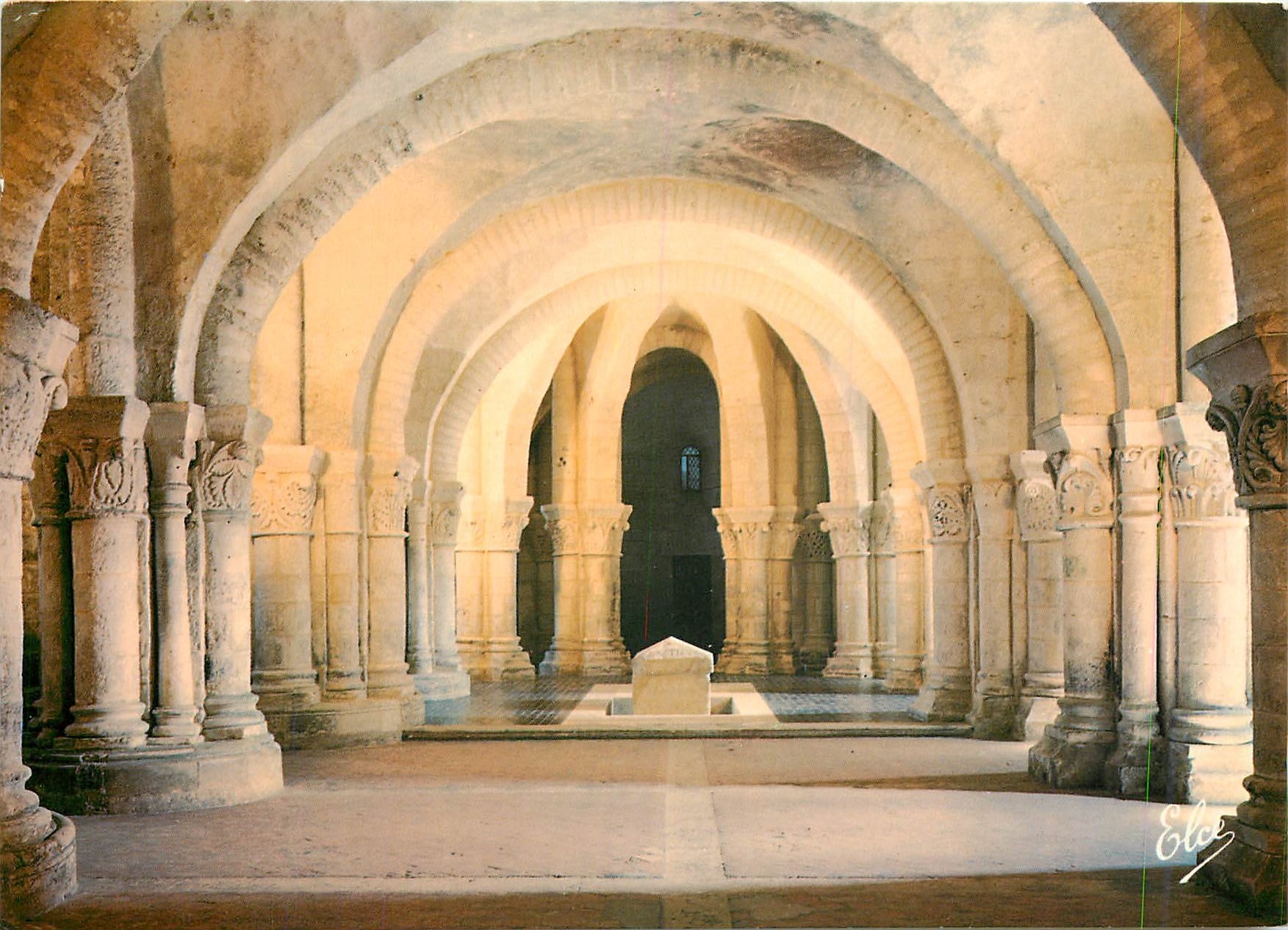 CPM Saintes Crypte de St Eutrope XIe s et tombeau du Saint 1er eveque de Sainte