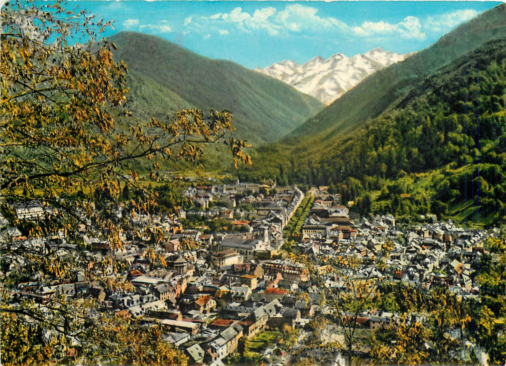 CPM En Parcourant les Pyrenees Luchon vue generale