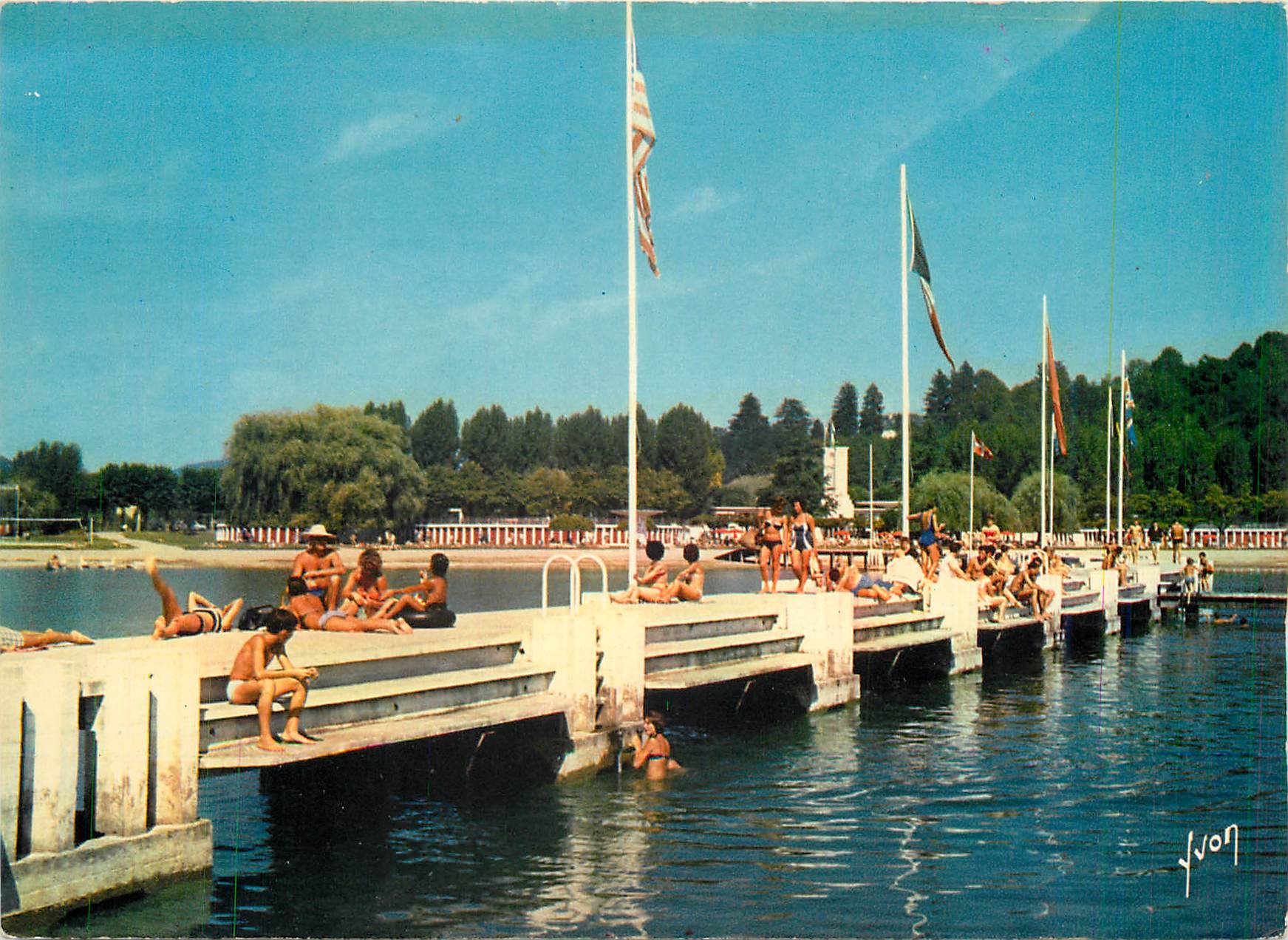 CPM Aix les Bains (Savoie) La Plage sur le Lac du Bourget