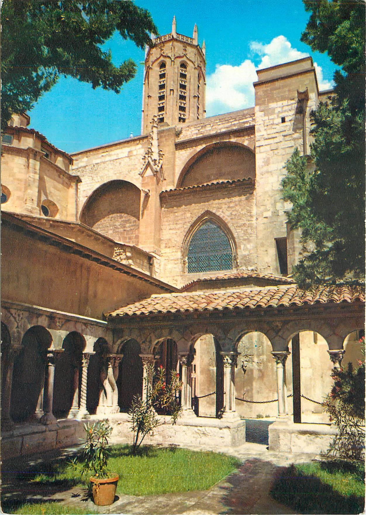 CPM  Aix en Provence Cathedrale Saint Sauveur le Cloitre et le Clocher
