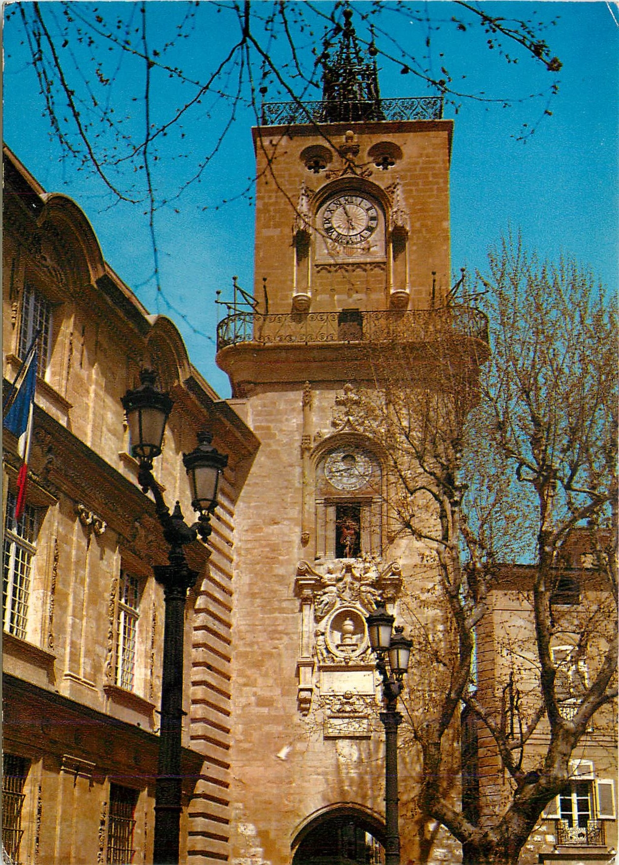 CPM  Aix en Provence L'Hotel de Ville et le Beffroit (XVIe s)
