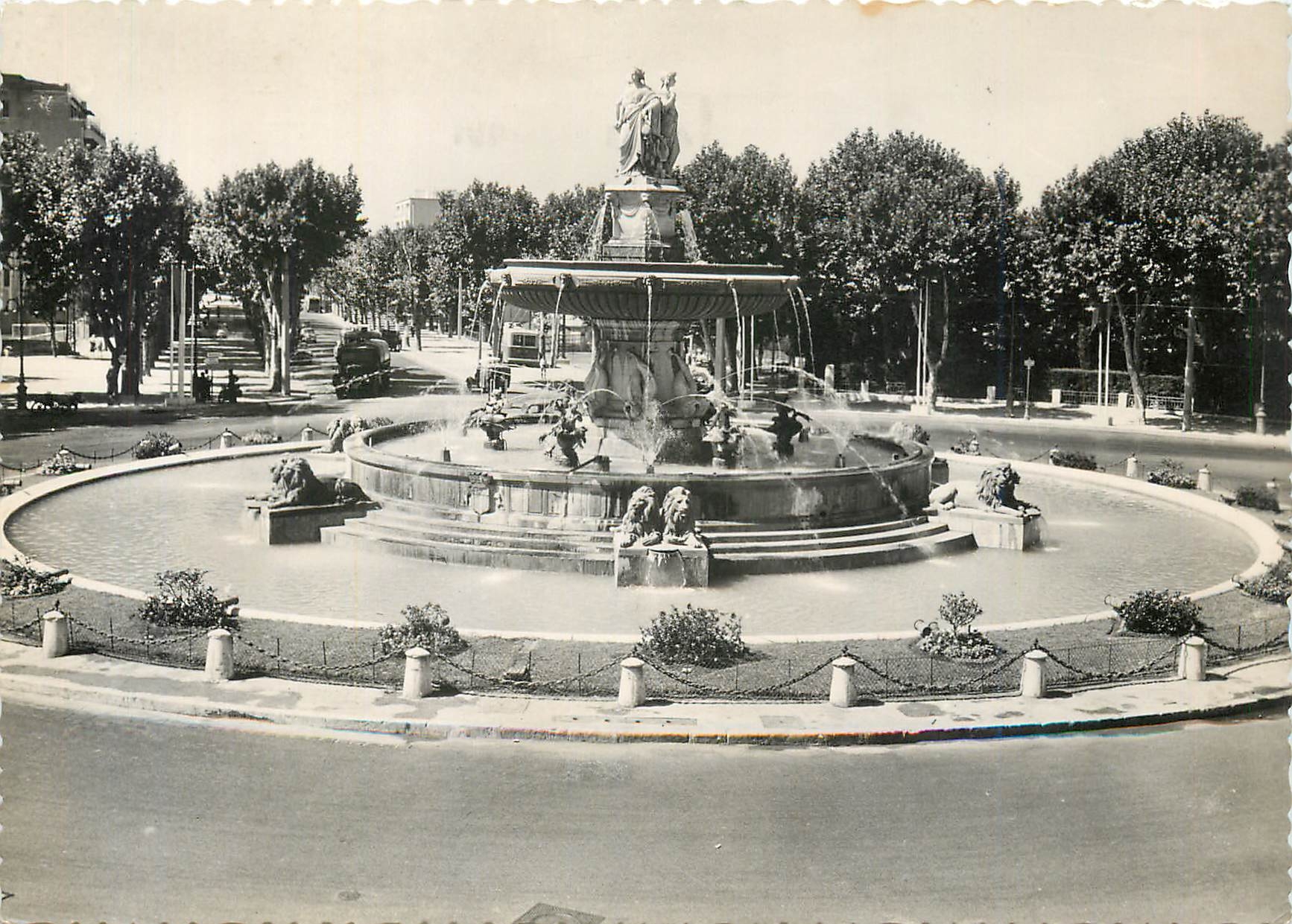 CPM  Aix en Provence La Grande Fontaine sur la Rotonde (XIXes)