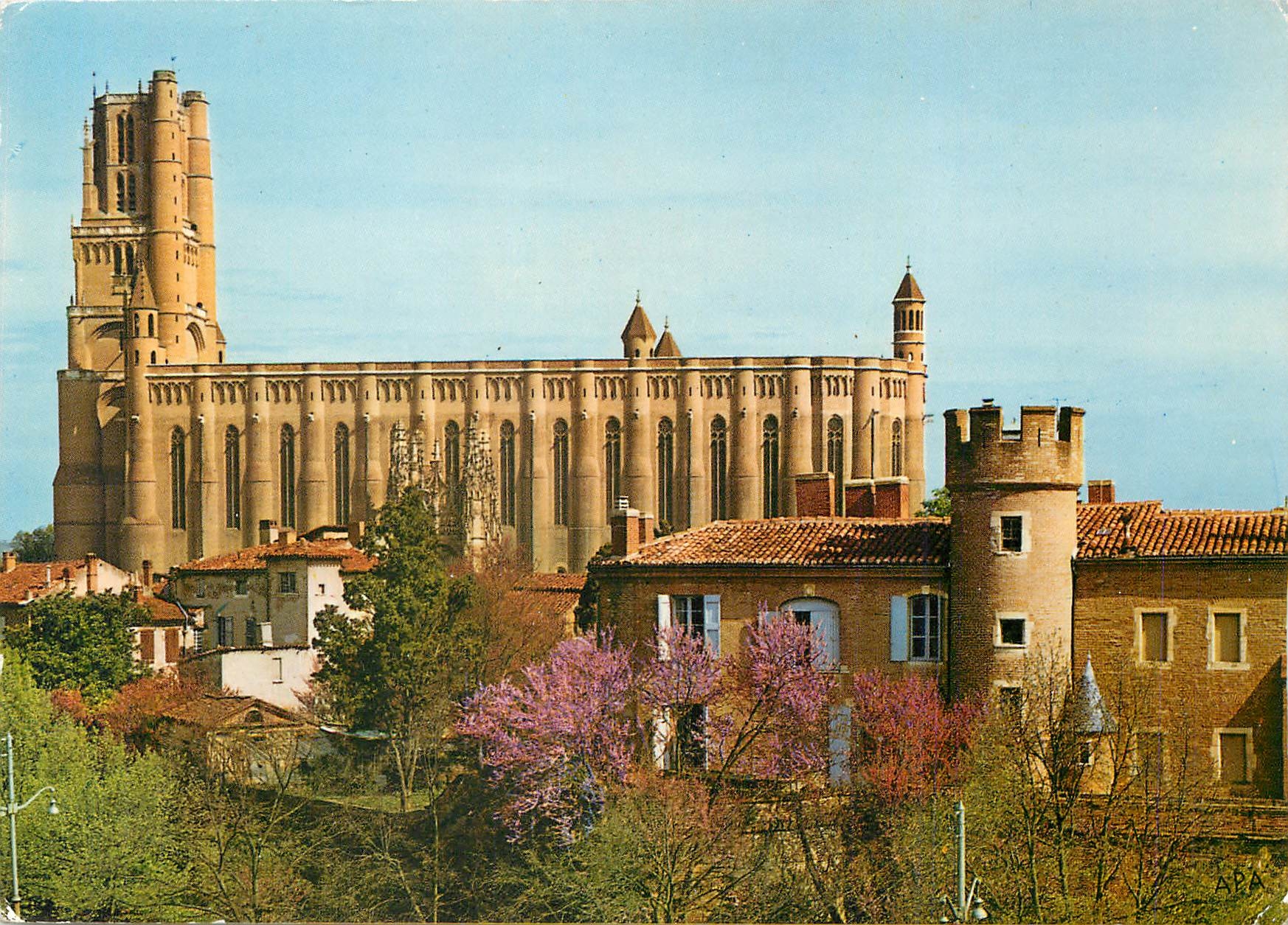 CPM Albi (Tarn) Centre de Tourisme au premier plan La maison natale du peintre