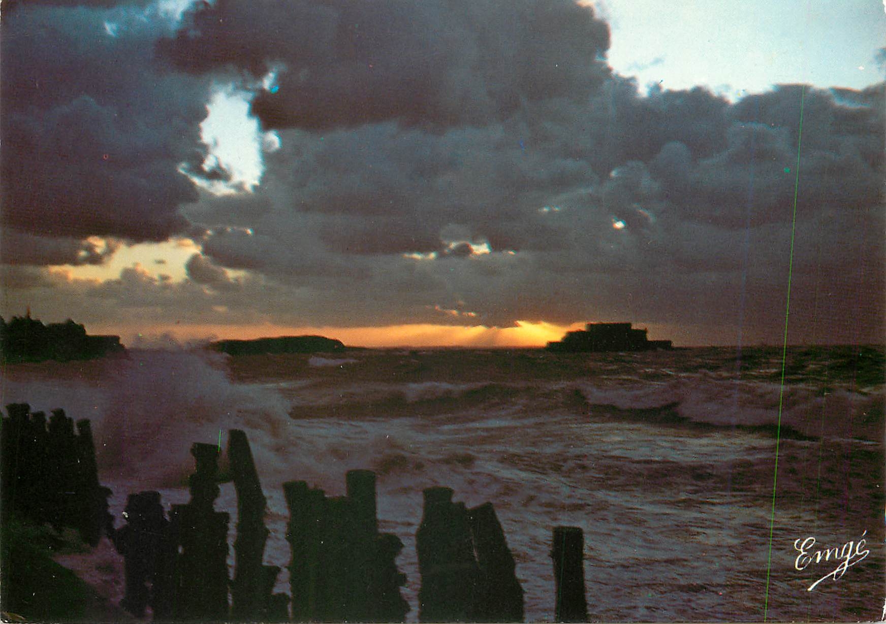 CPM Bretagne Cote d'Emeraude Saint Malo cite Corsaire Coucher de soleil a maree haute sur le sillon