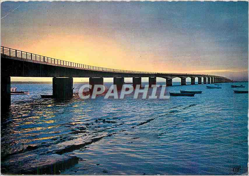 CPM Ile d'Oleron (Chte Mme) Le viaduc le plus long de France 3207 m reliant le continent a l'ile d'O
